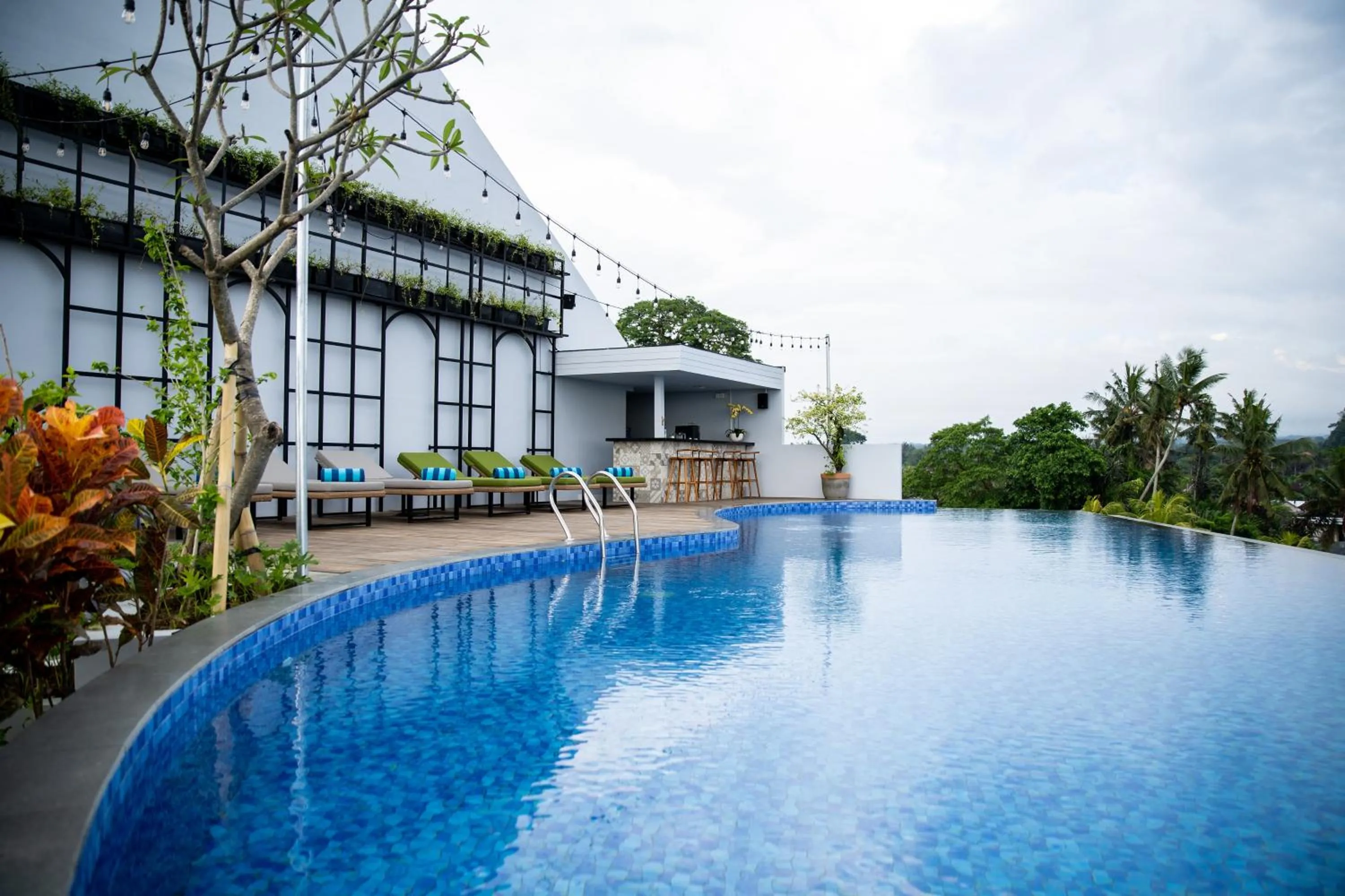 Swimming pool in RV Hotel Gianyar