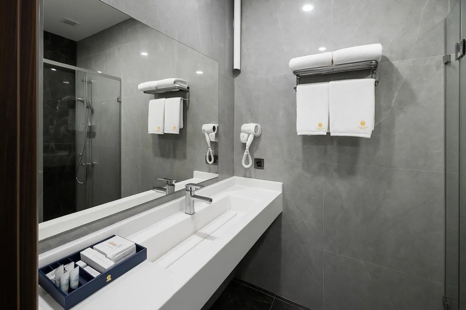 Shower in Tauke Khan Plaza