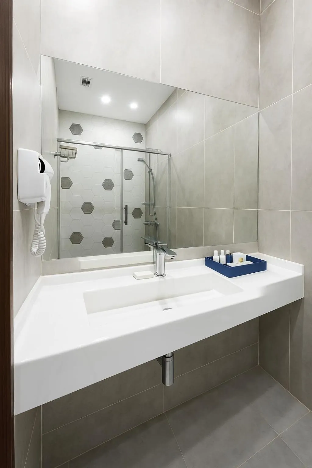 Shower in Tauke Khan Plaza