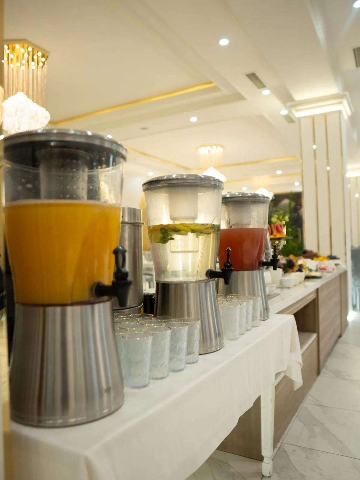 Restaurant/places to eat in Tauke Khan Plaza