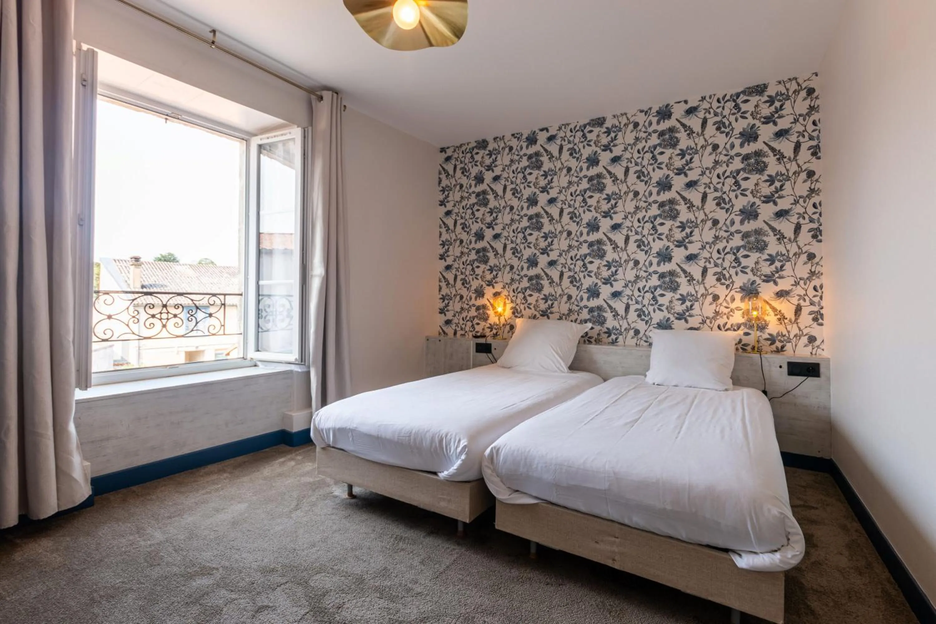 Bed in Hôtel Le Cheval Blanc