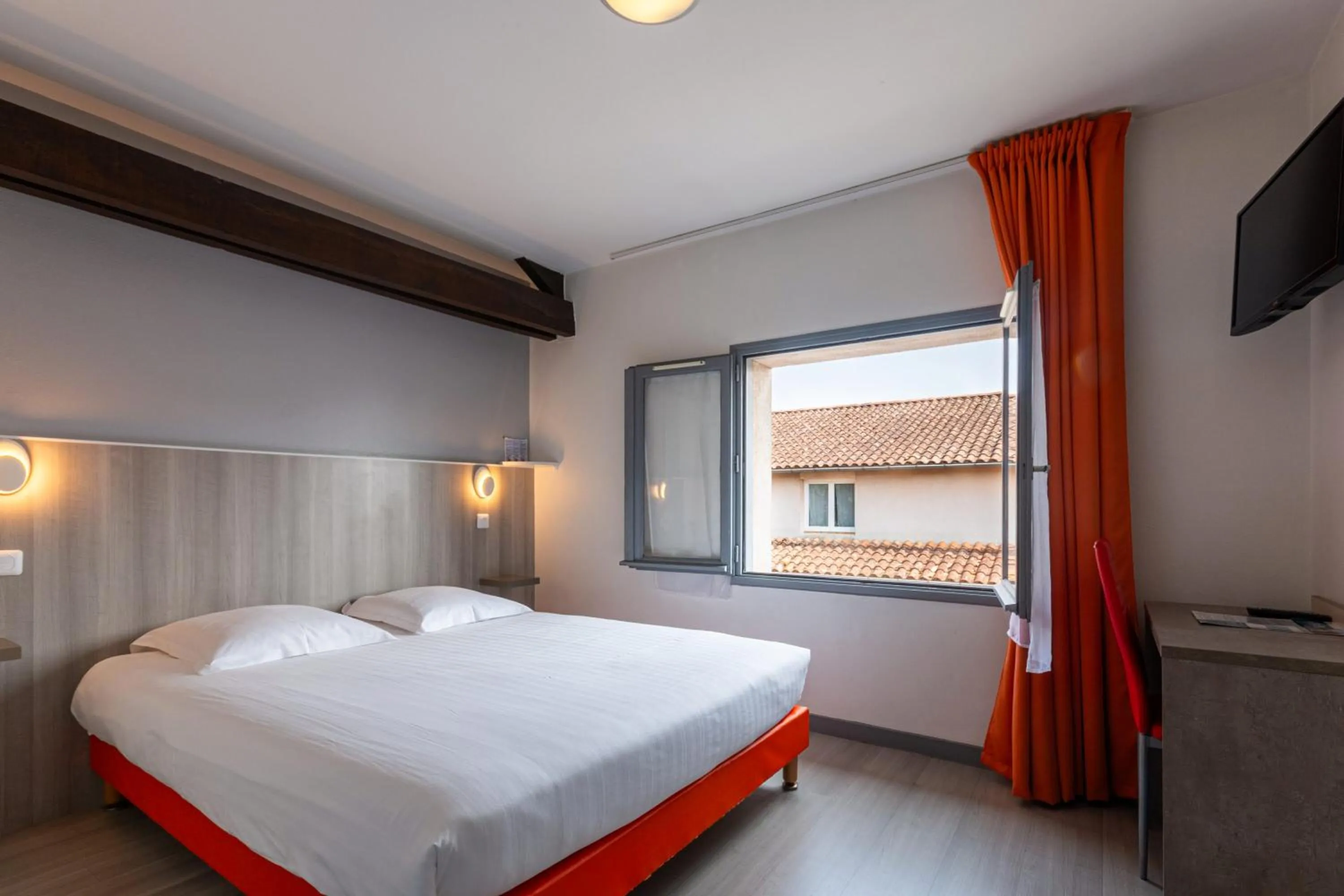 Bed in Hôtel Le Cheval Blanc