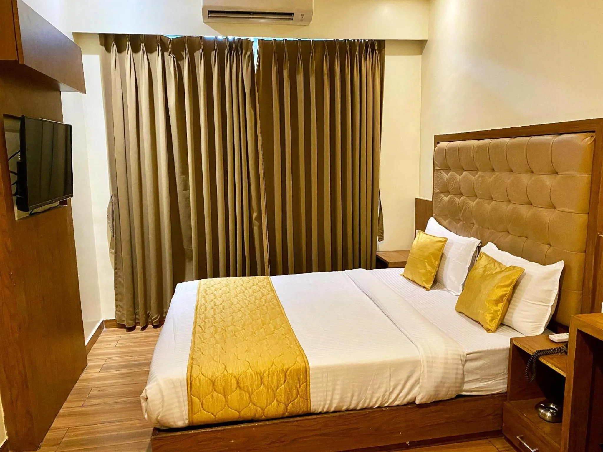 Communal lounge/ TV room, Bed in Hotel Palms Residency, Chembur Mumbai