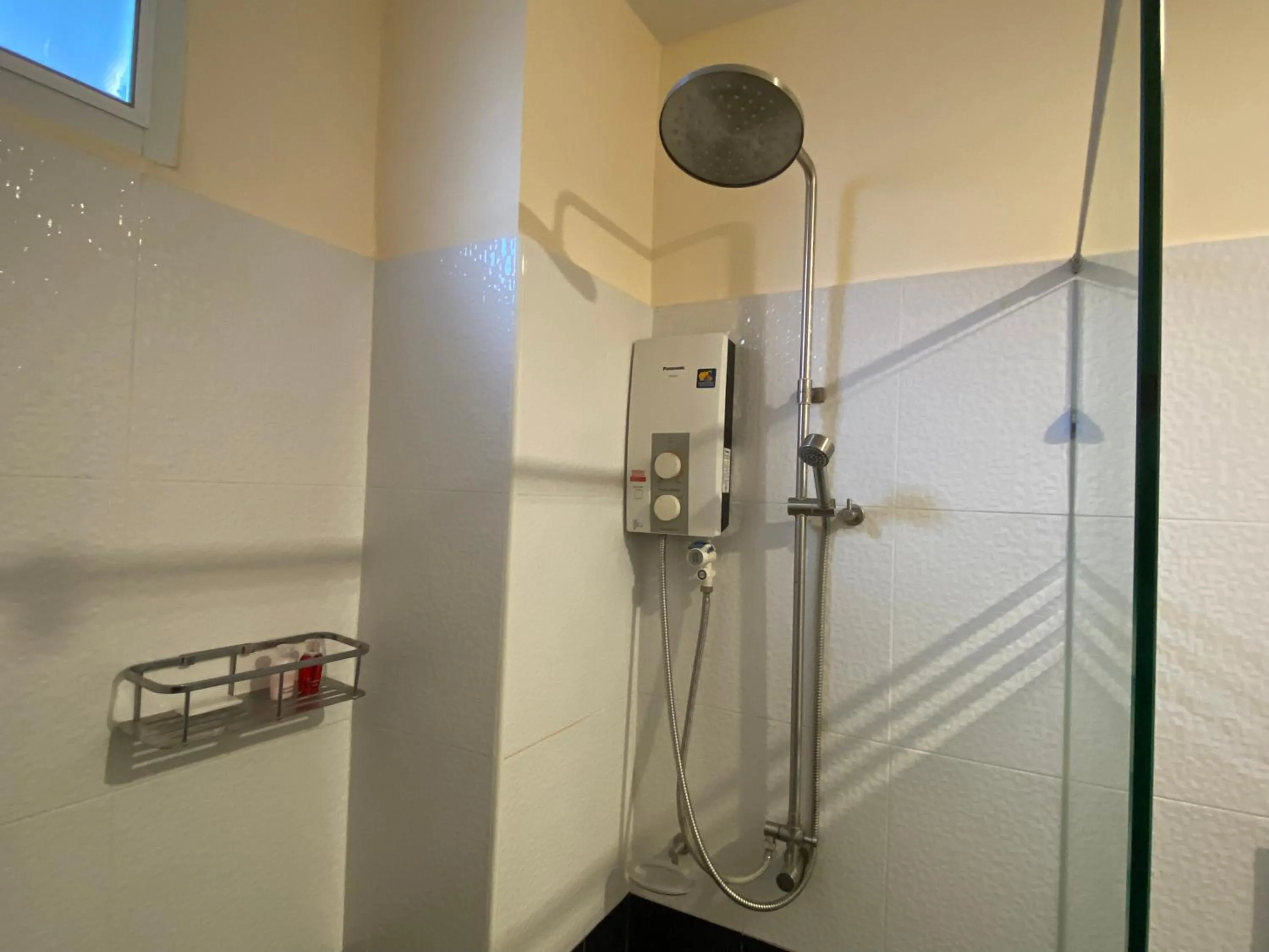 Shower in RoomQuest Chonburi Laem Chabang