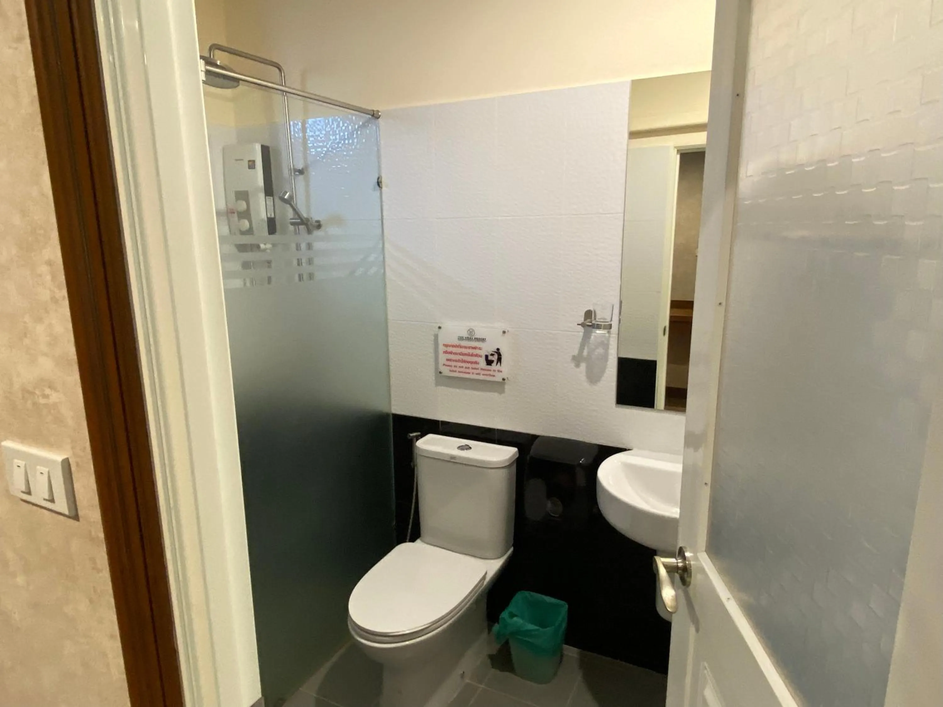 Shower in RoomQuest Chonburi Laem Chabang