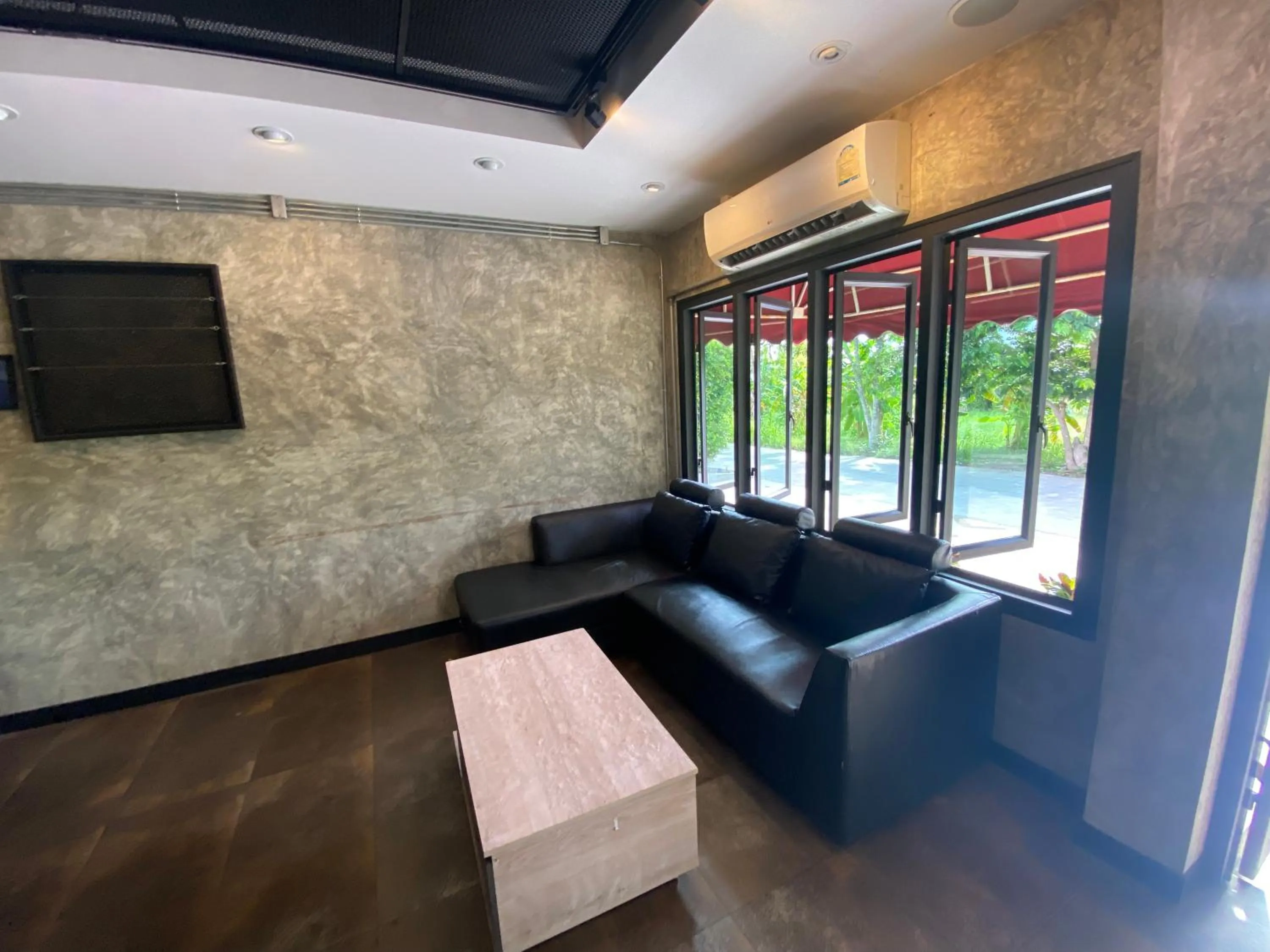 Seating area in RoomQuest Chonburi Laem Chabang