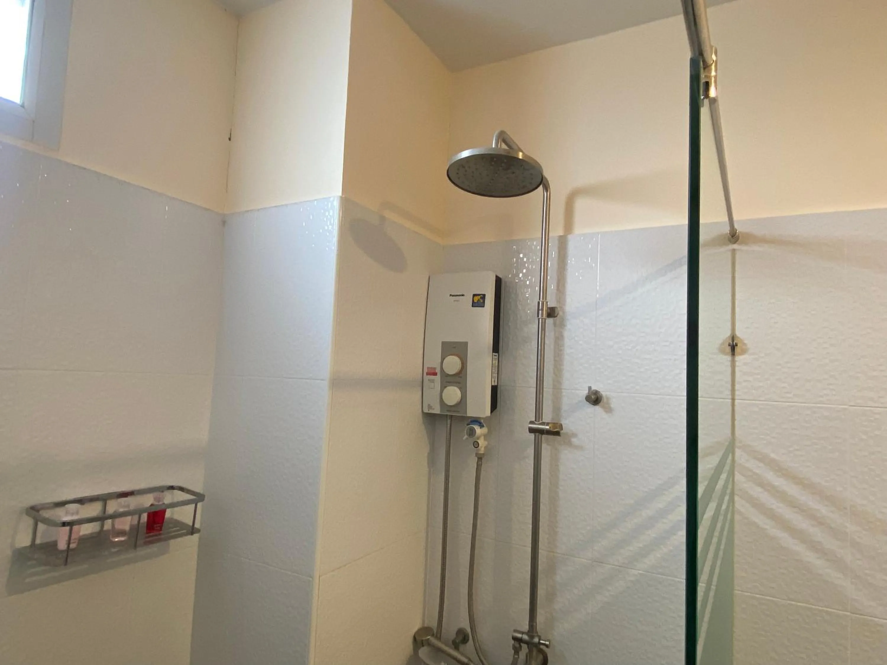 Shower in RoomQuest Chonburi Laem Chabang