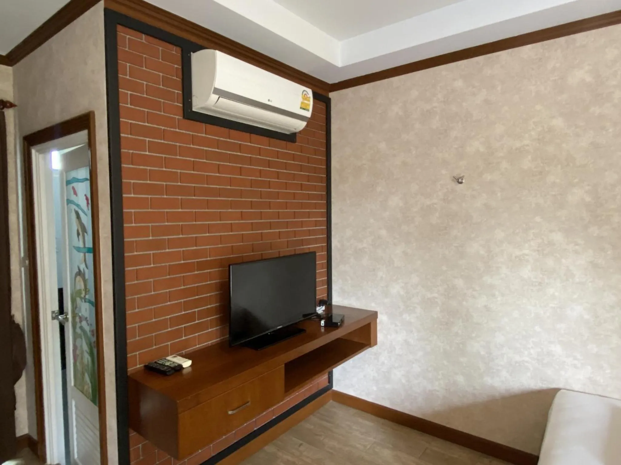 TV and multimedia in RoomQuest Chonburi Laem Chabang