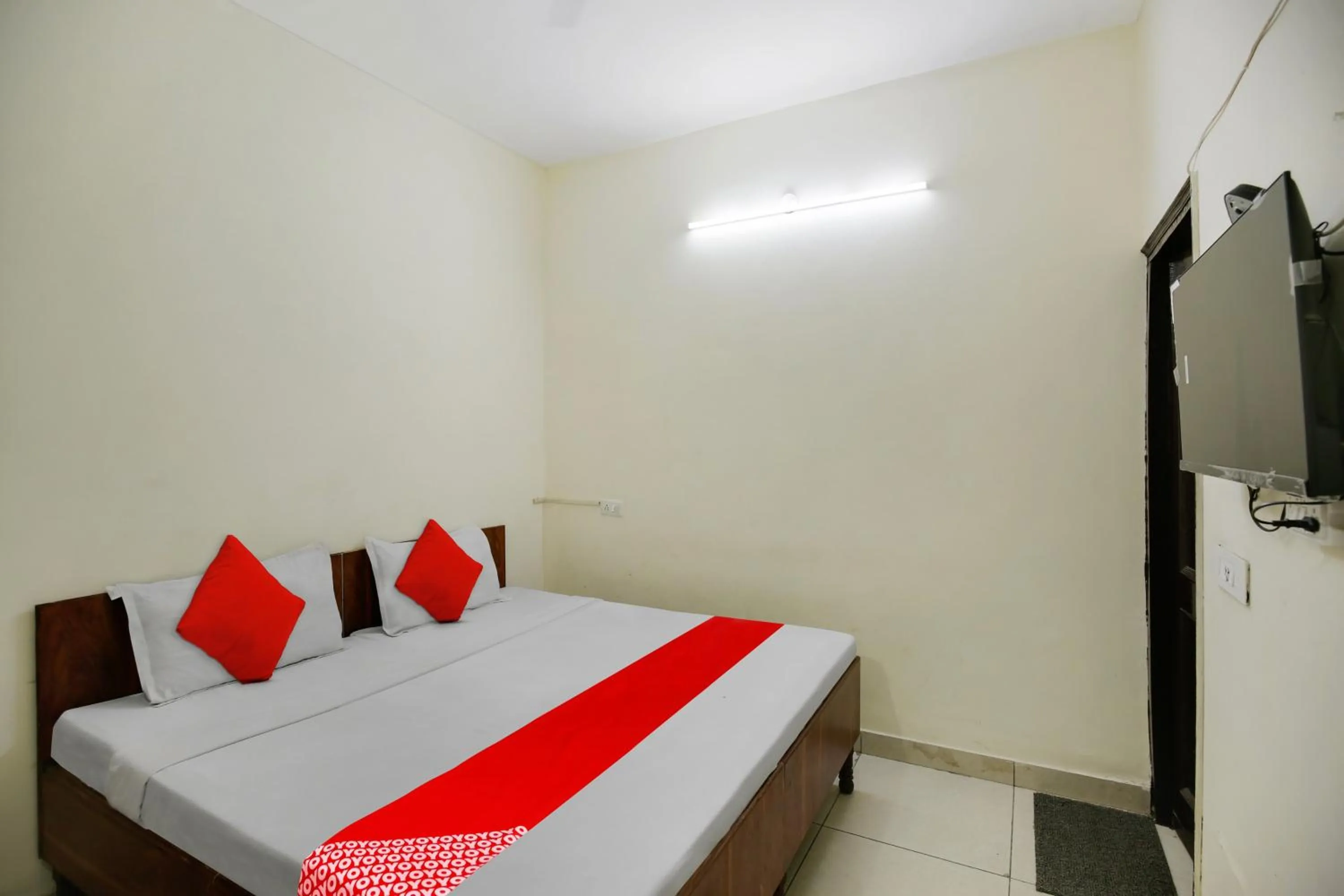 Bedroom in Hotel O Wave Inn Guest House