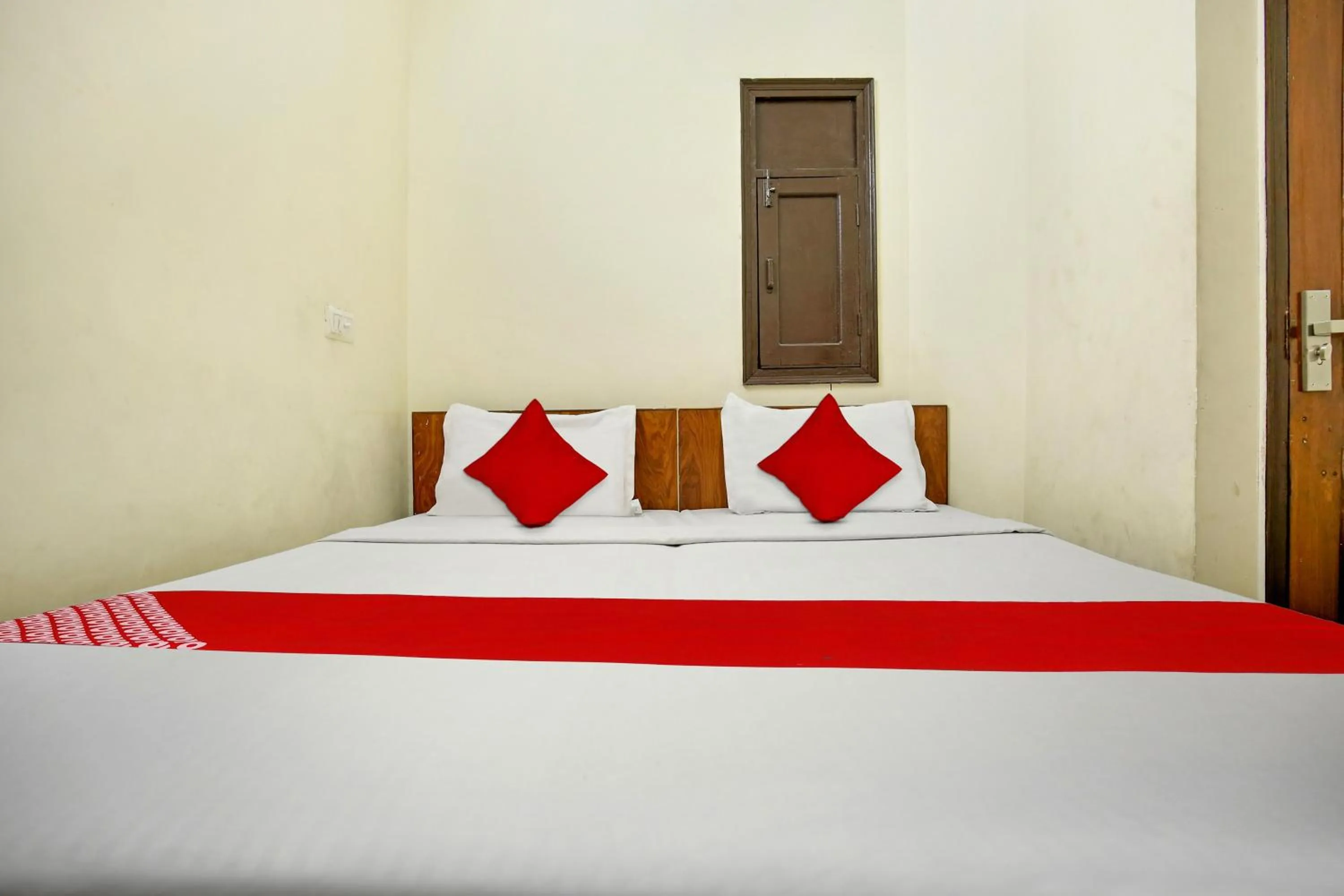 Bedroom in Hotel O Wave Inn Guest House