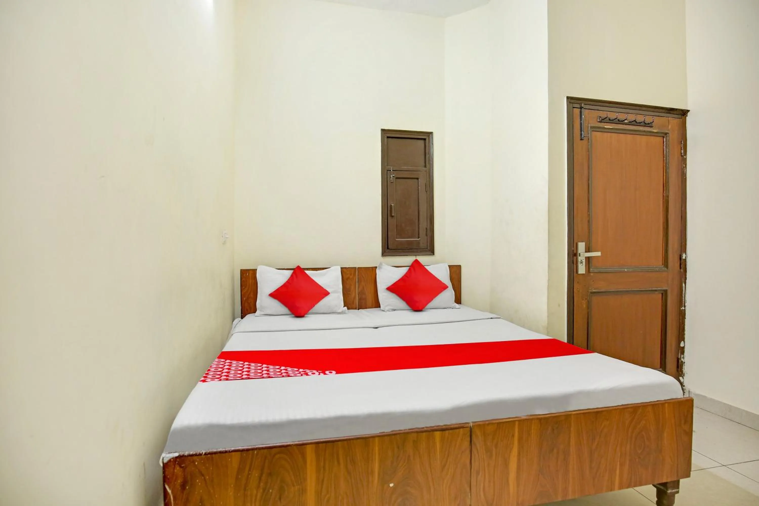 Bedroom in Hotel O Wave Inn Guest House