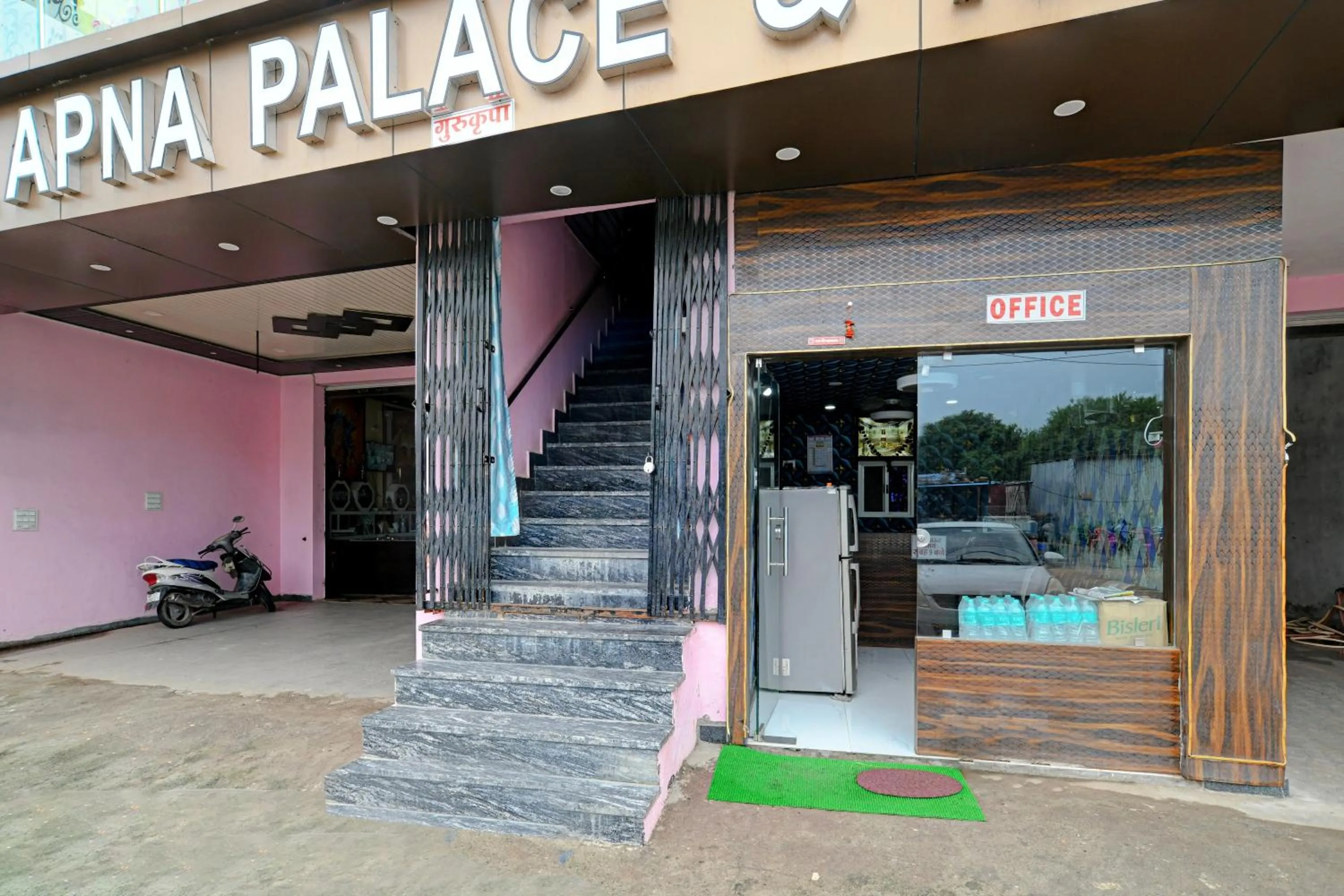 Facade/entrance in Hotel O Apna Palace