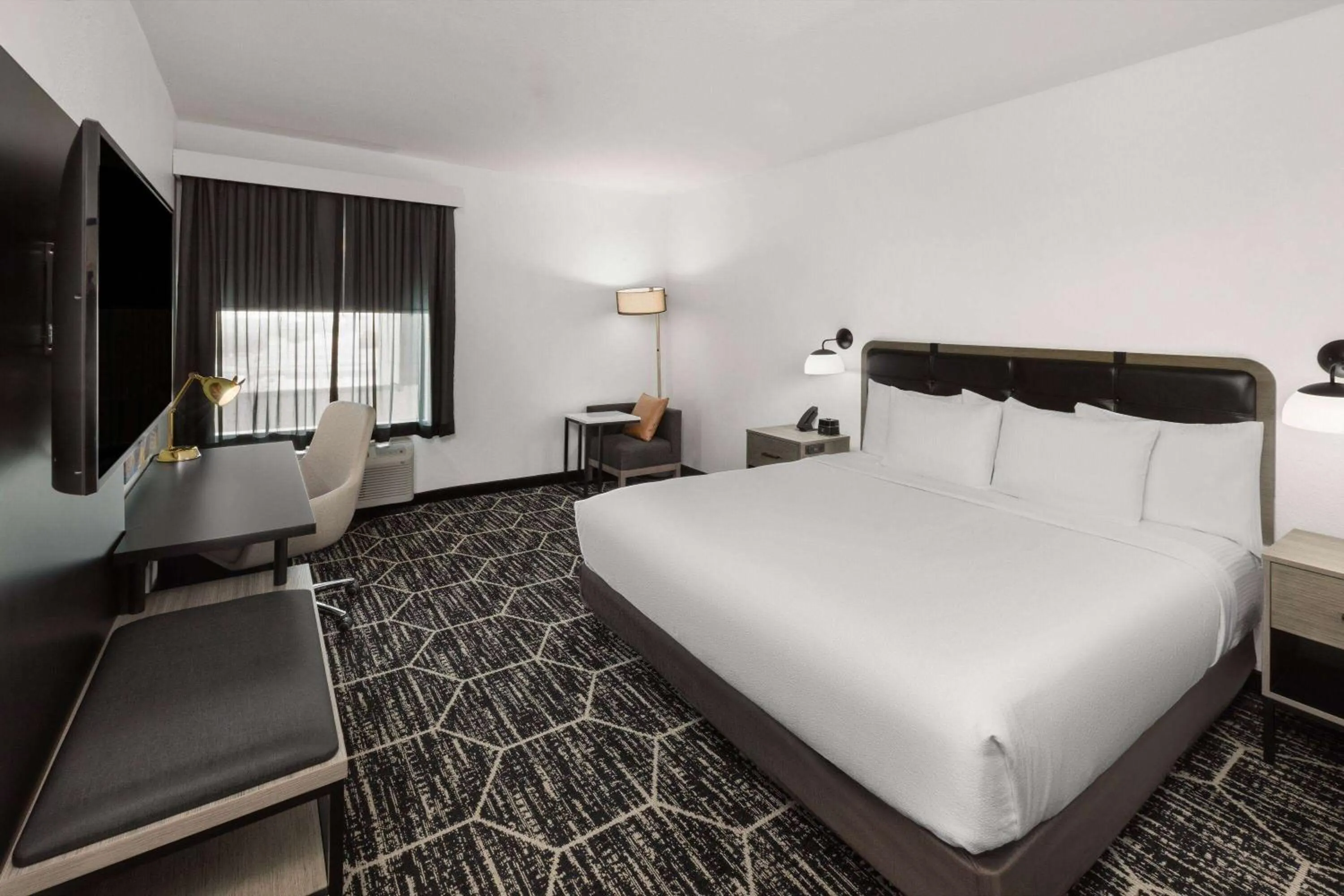 Photo of the whole room, Bed in La Quinta Inn & Suites by Wyndham Austin Parmer Tech Ridge