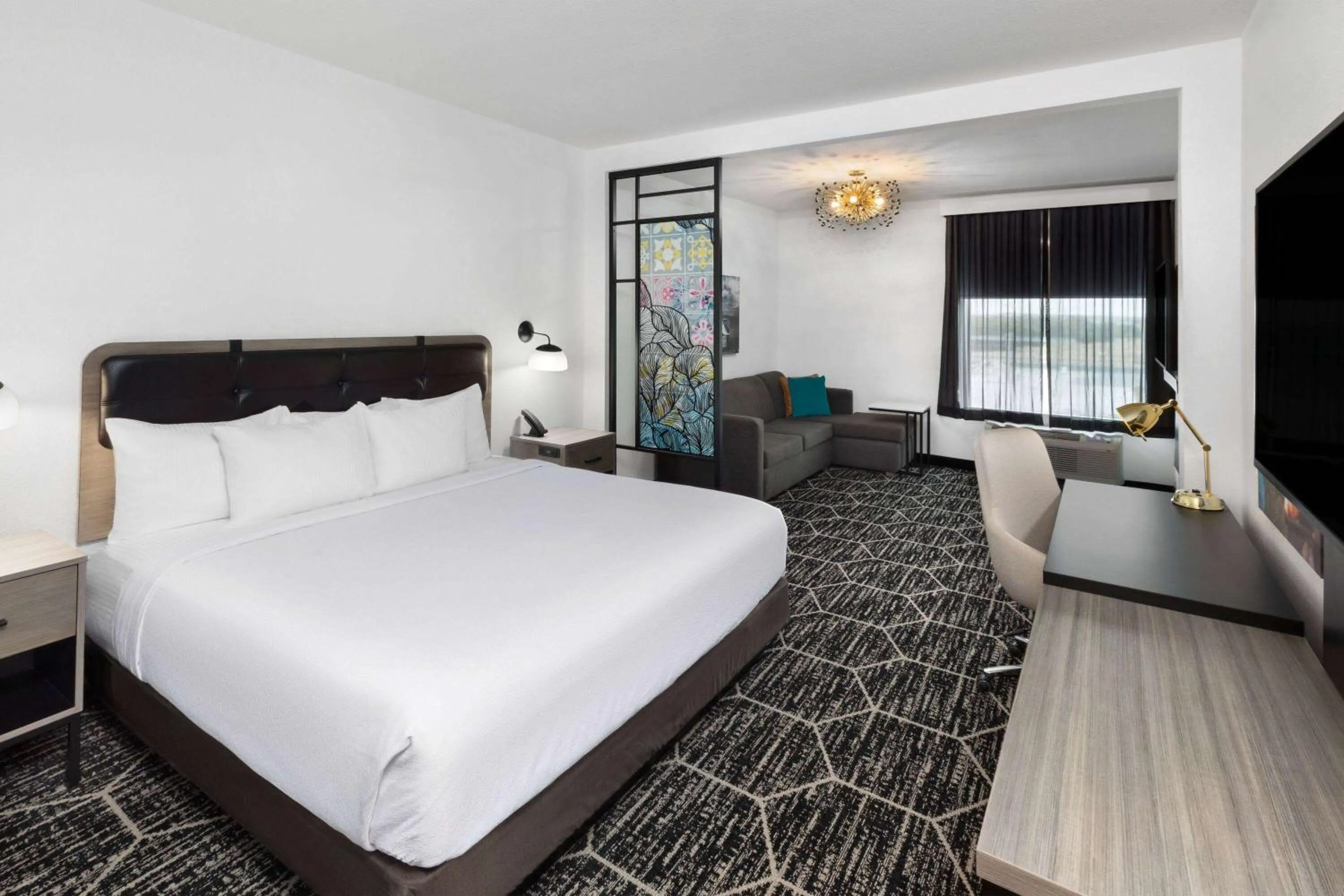 Photo of the whole room, Bed in La Quinta Inn & Suites by Wyndham Austin Parmer Tech Ridge