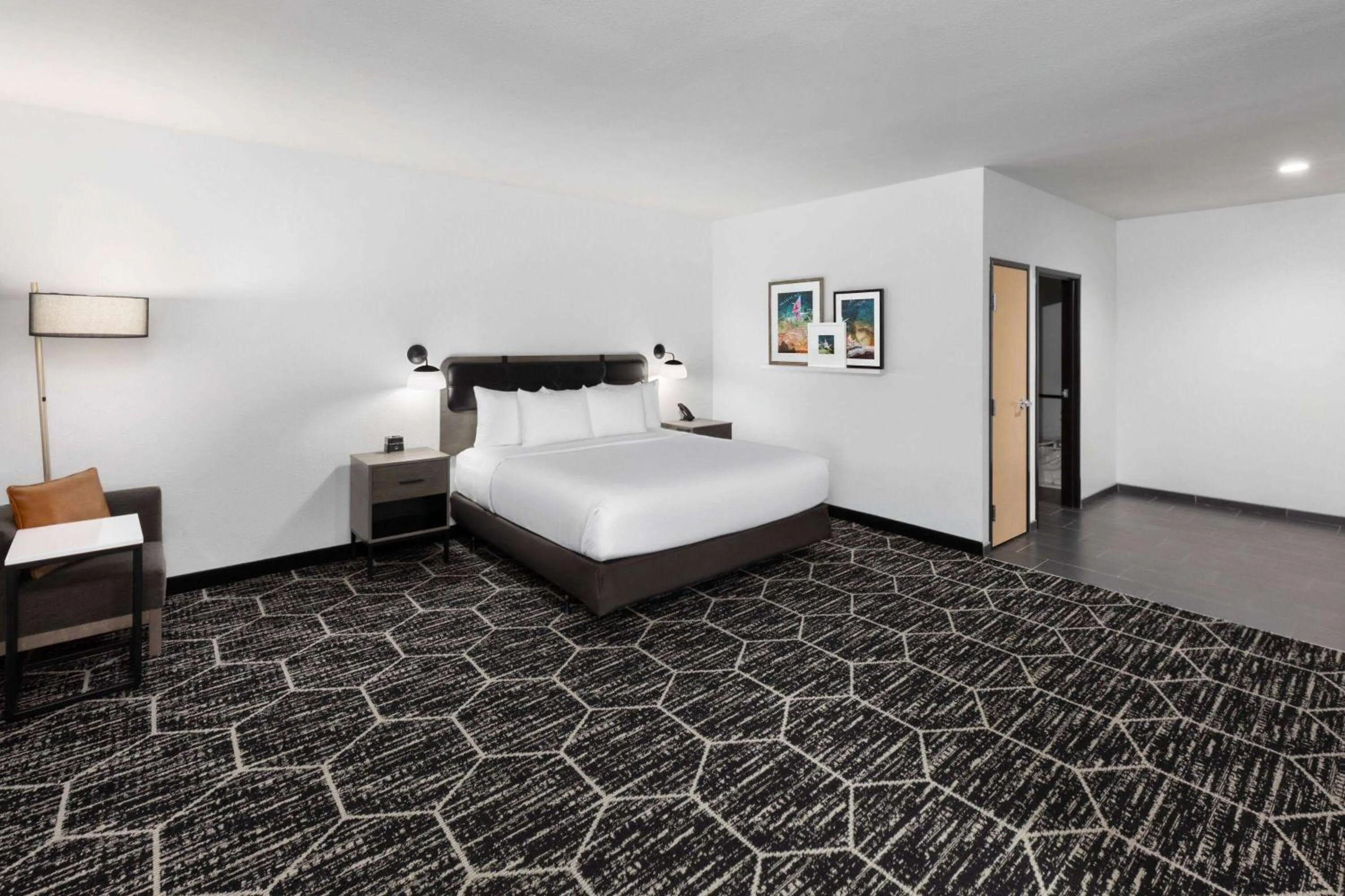 Photo of the whole room, Bed in La Quinta Inn & Suites by Wyndham Austin Parmer Tech Ridge