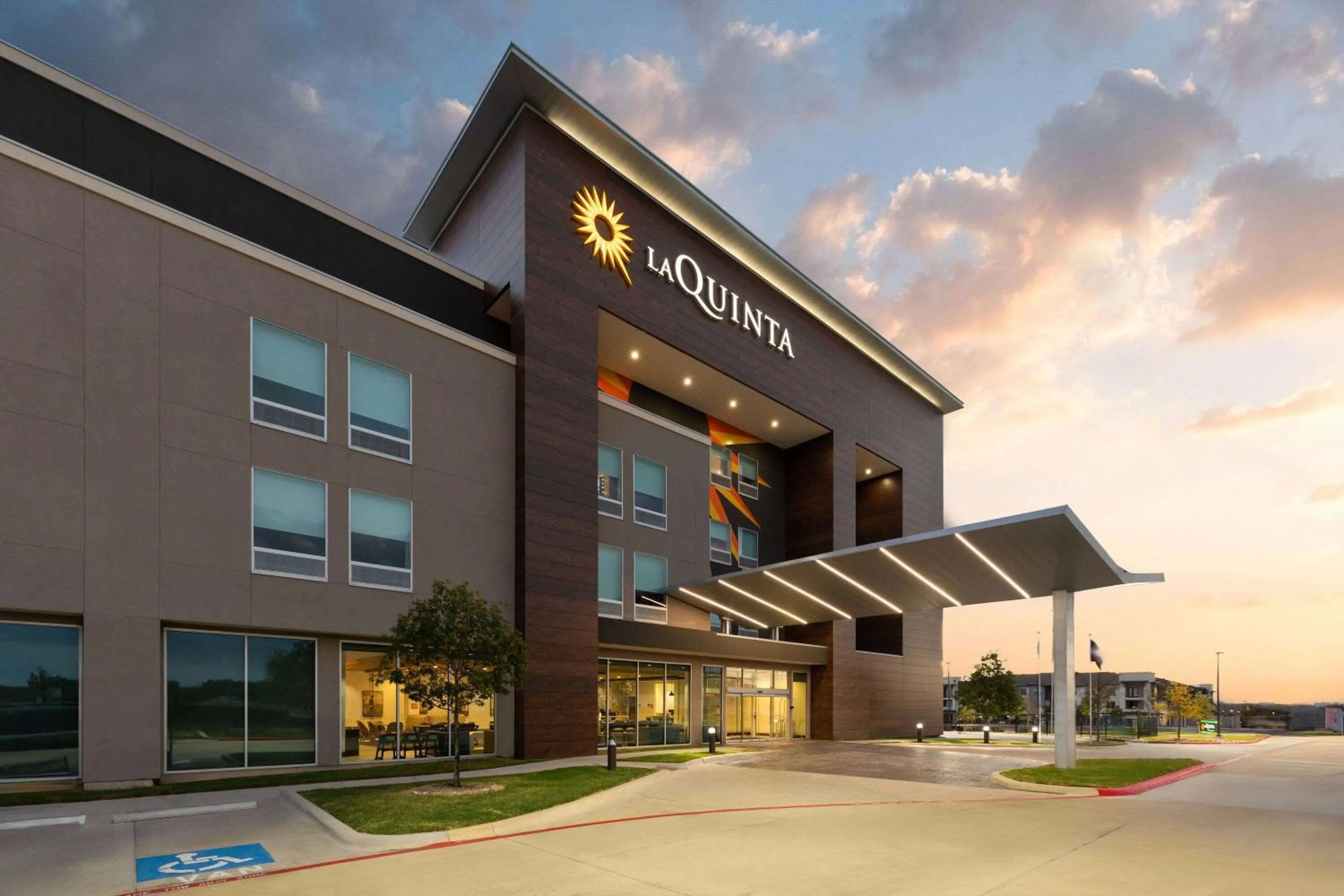 Property building in La Quinta Inn & Suites by Wyndham Austin Parmer Tech Ridge