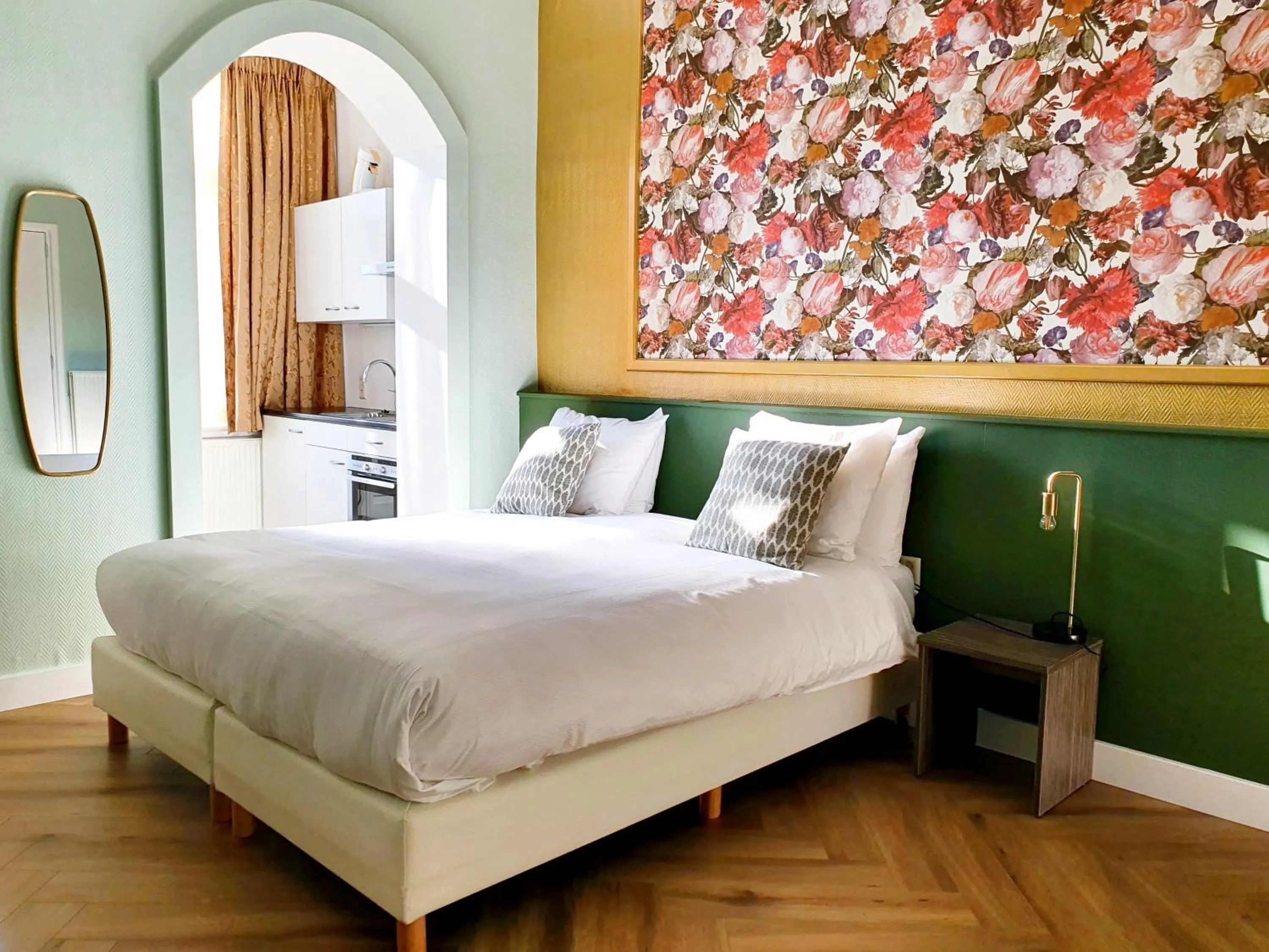 Kitchen or kitchenette, Bed in Hotel Sebel