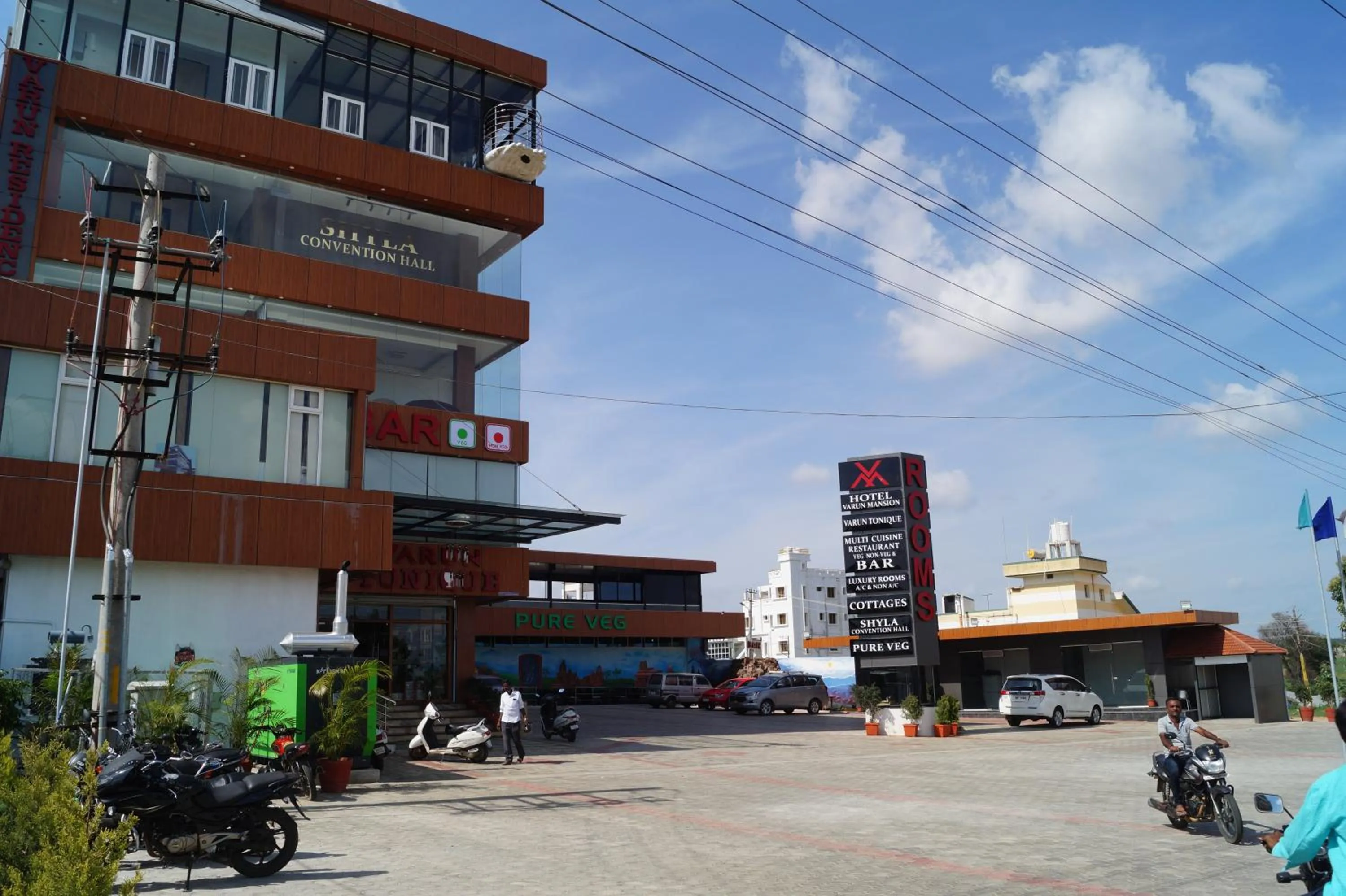 Property building in Hotel Varun Mansion Hassan