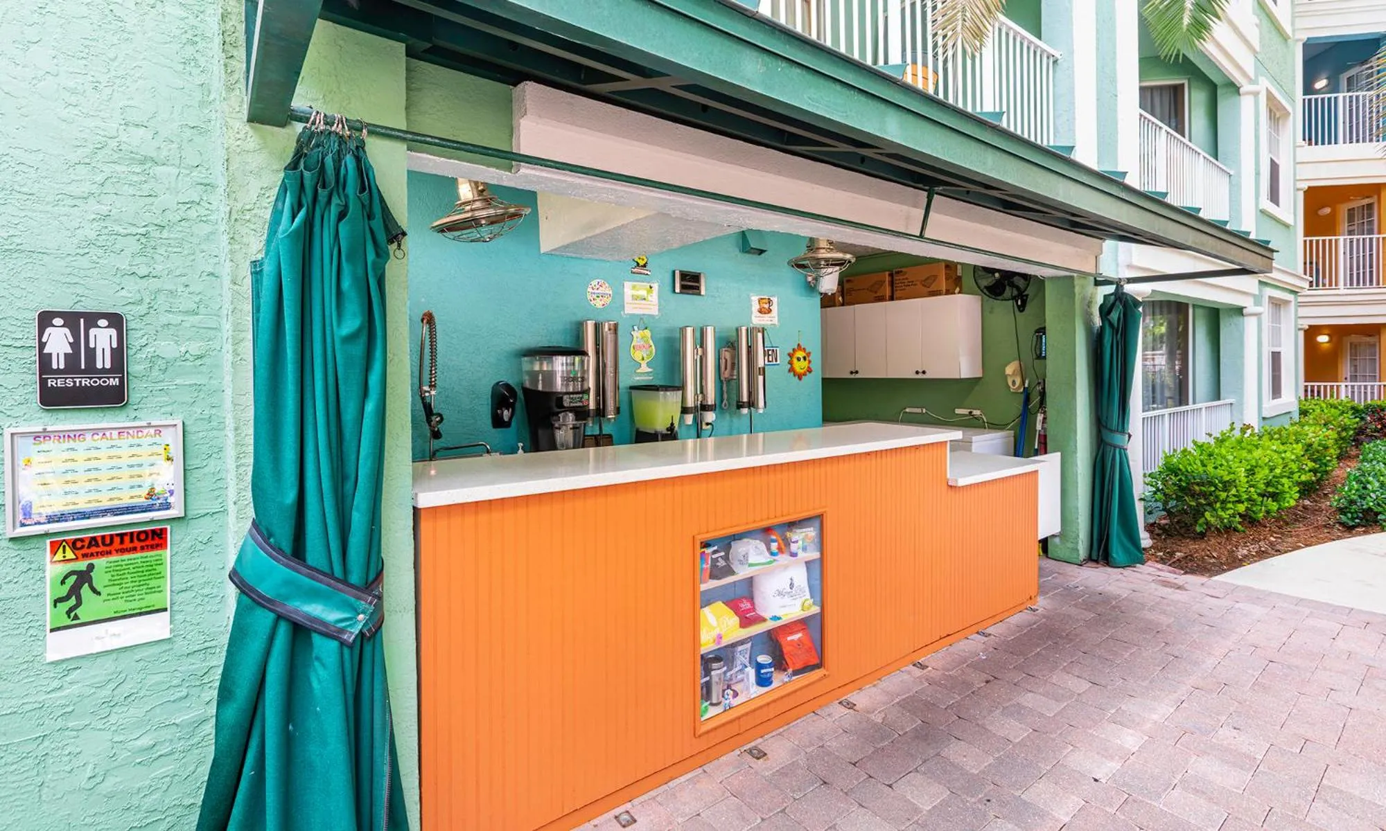 Lounge or bar in Mizner Place at Weston Town Center, Fort Lauderdale