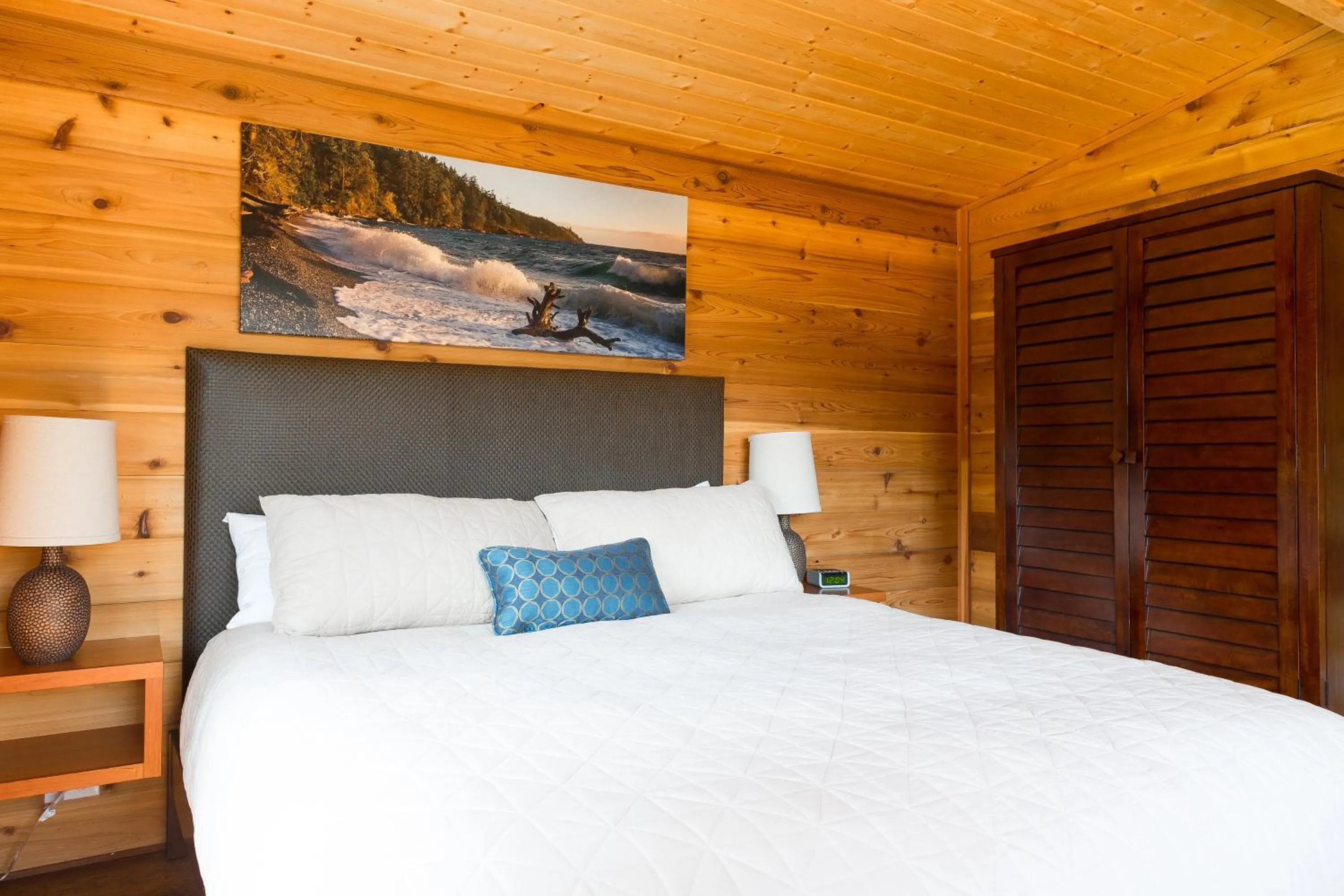 Bed in Snug Harbor Resort and Marina