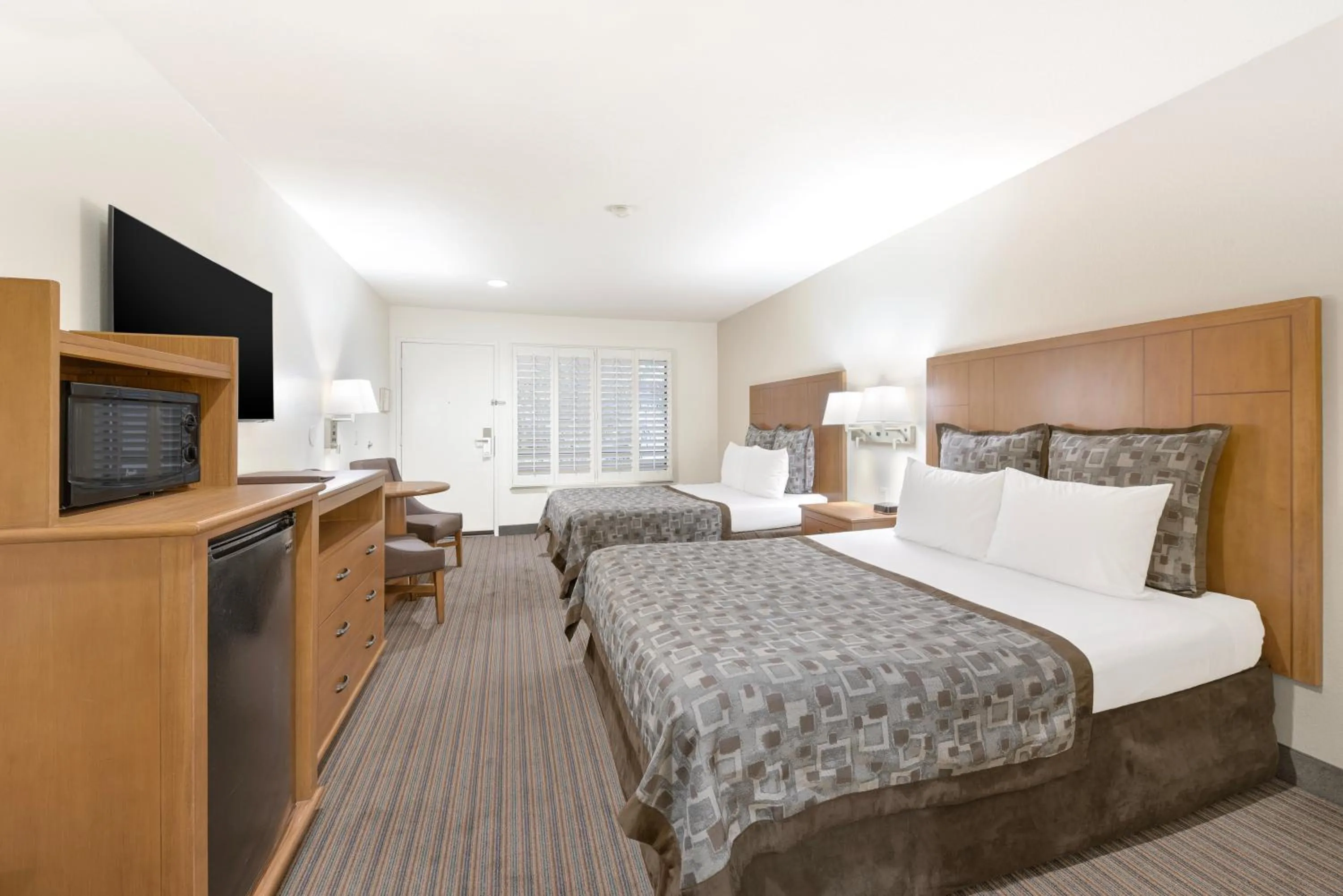 Bed in Anaheim Desert Inn & Suites