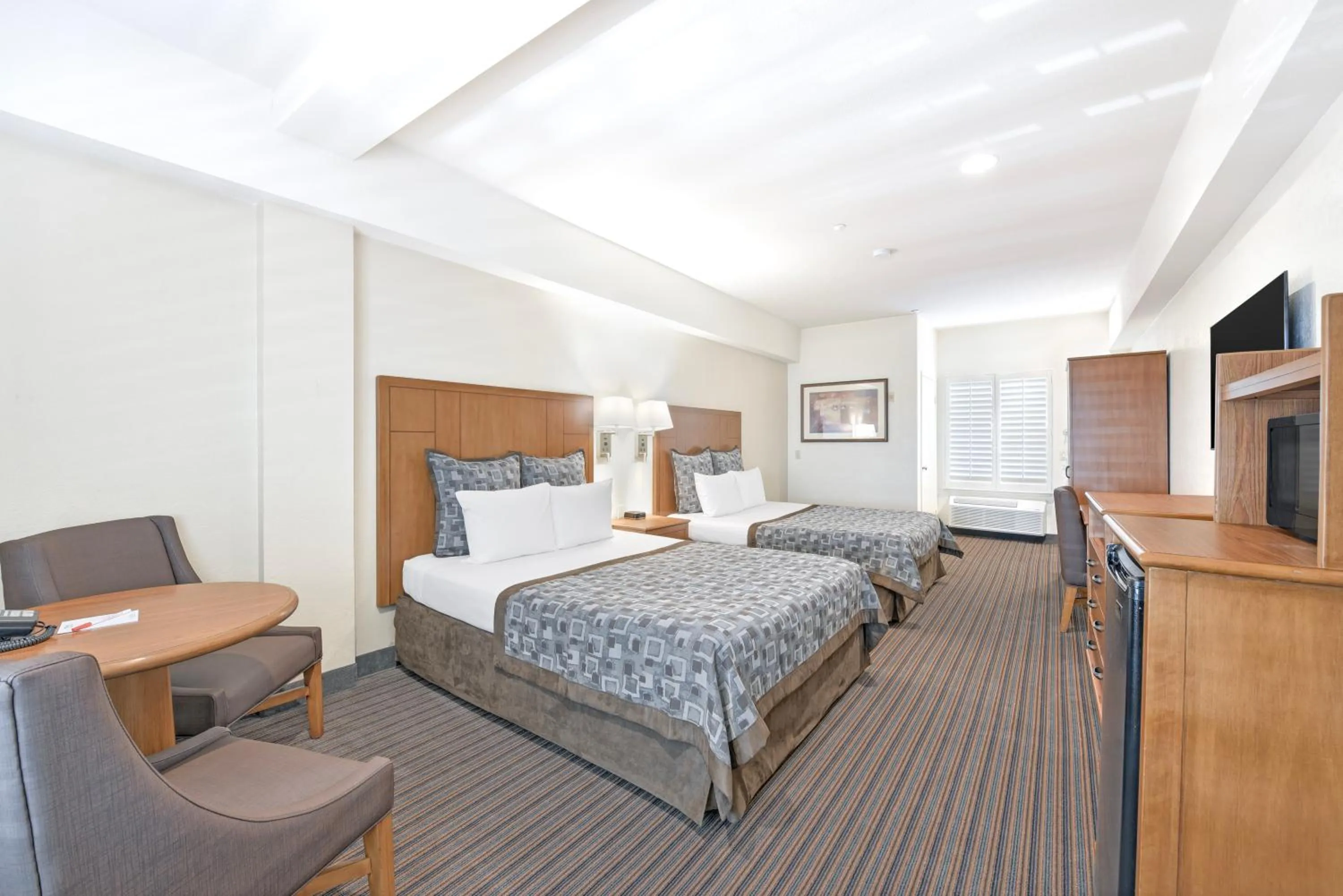 Bed in Anaheim Desert Inn & Suites