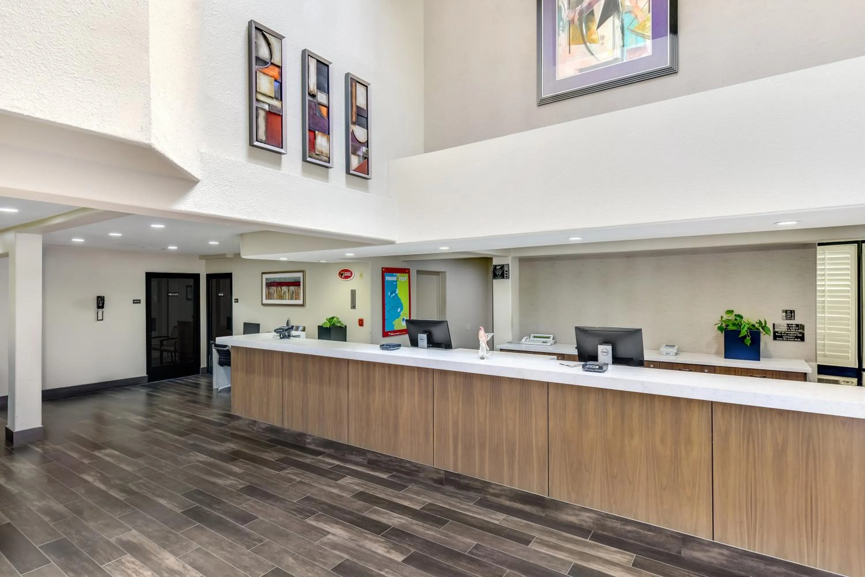 Lobby or reception in Anaheim Desert Inn & Suites