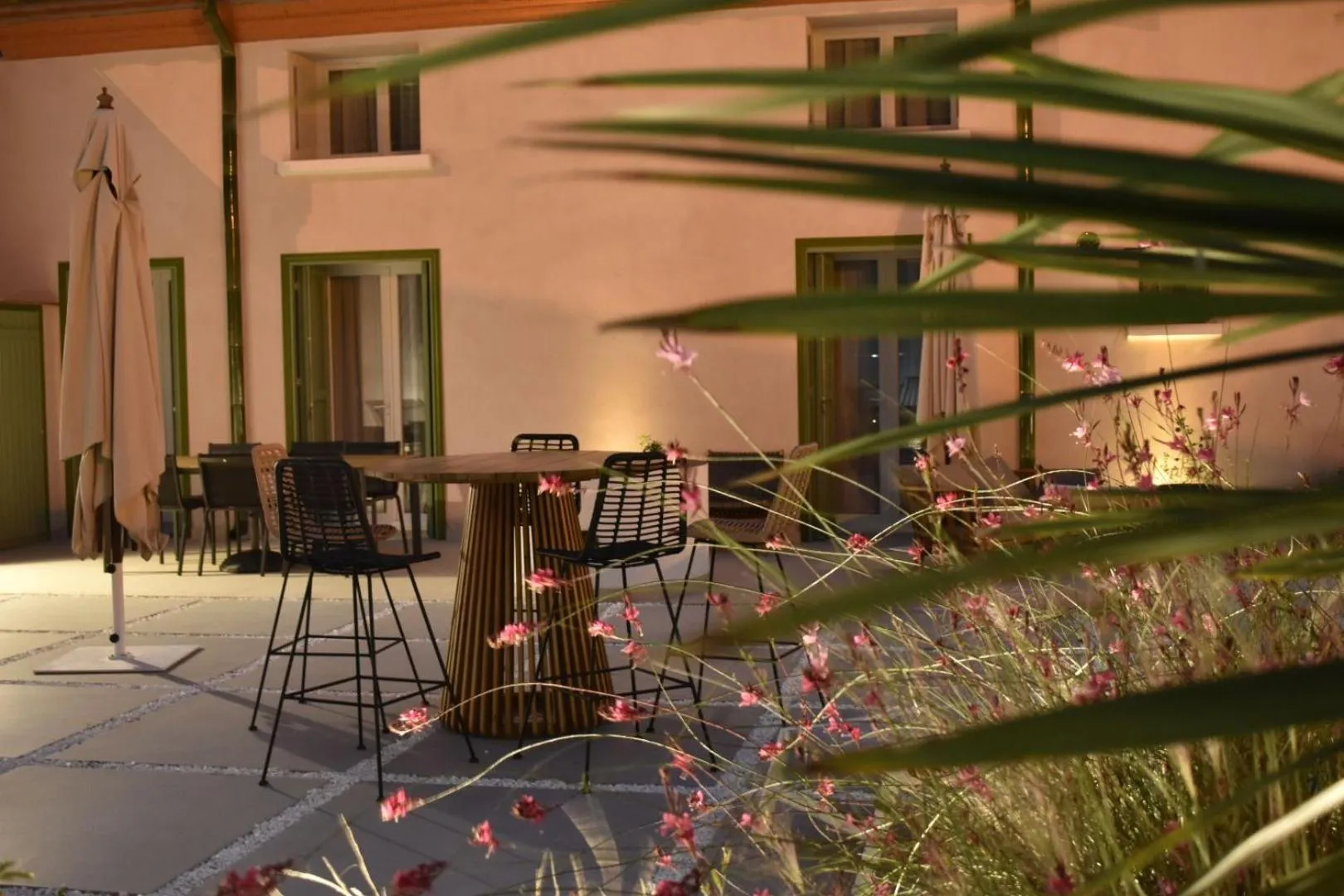 Patio in Hôtel Le Ribéral