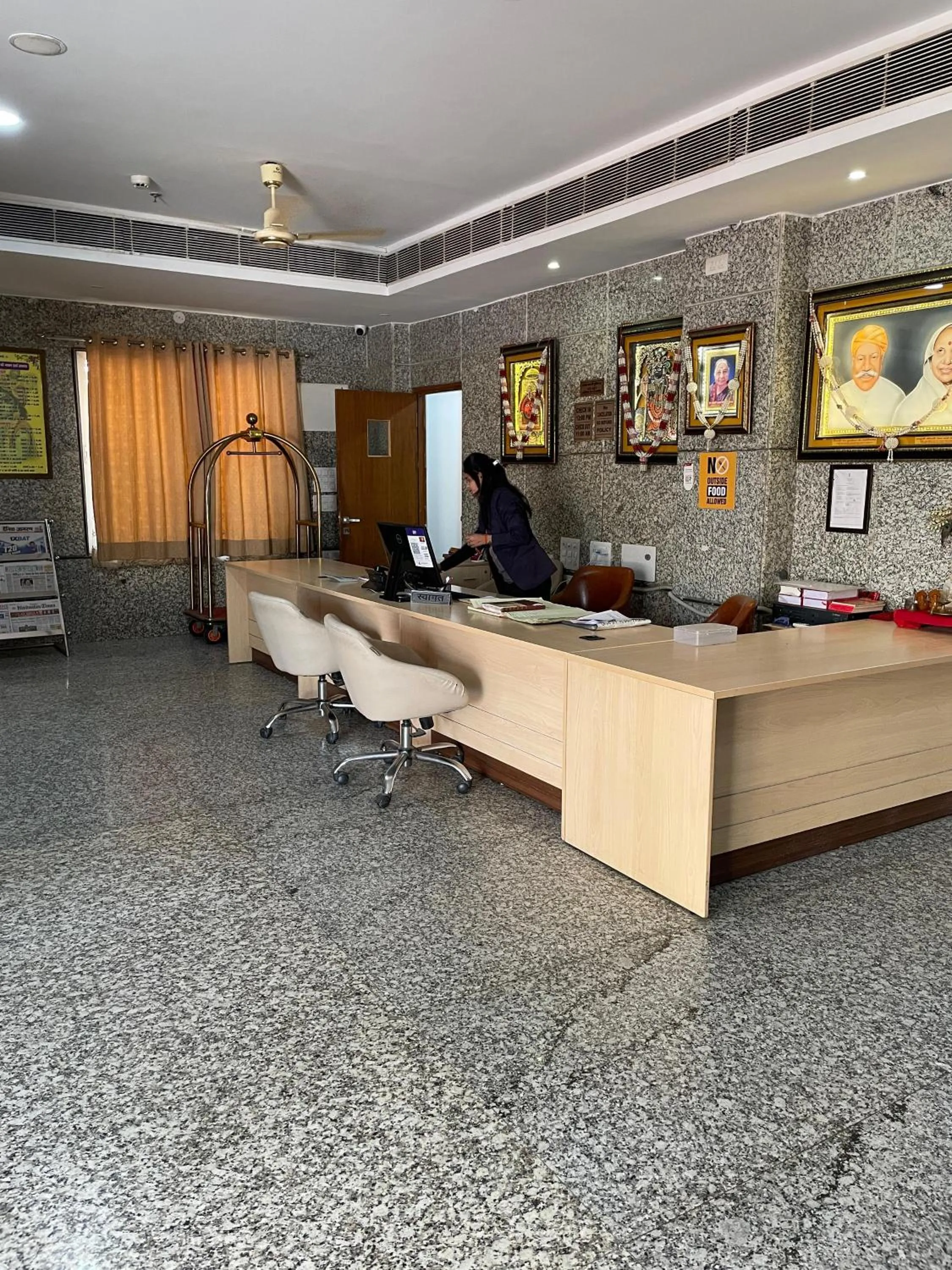 Lobby or reception in Hotel Seth Murlidhar Seva Sadan-Near Prem Mandir
