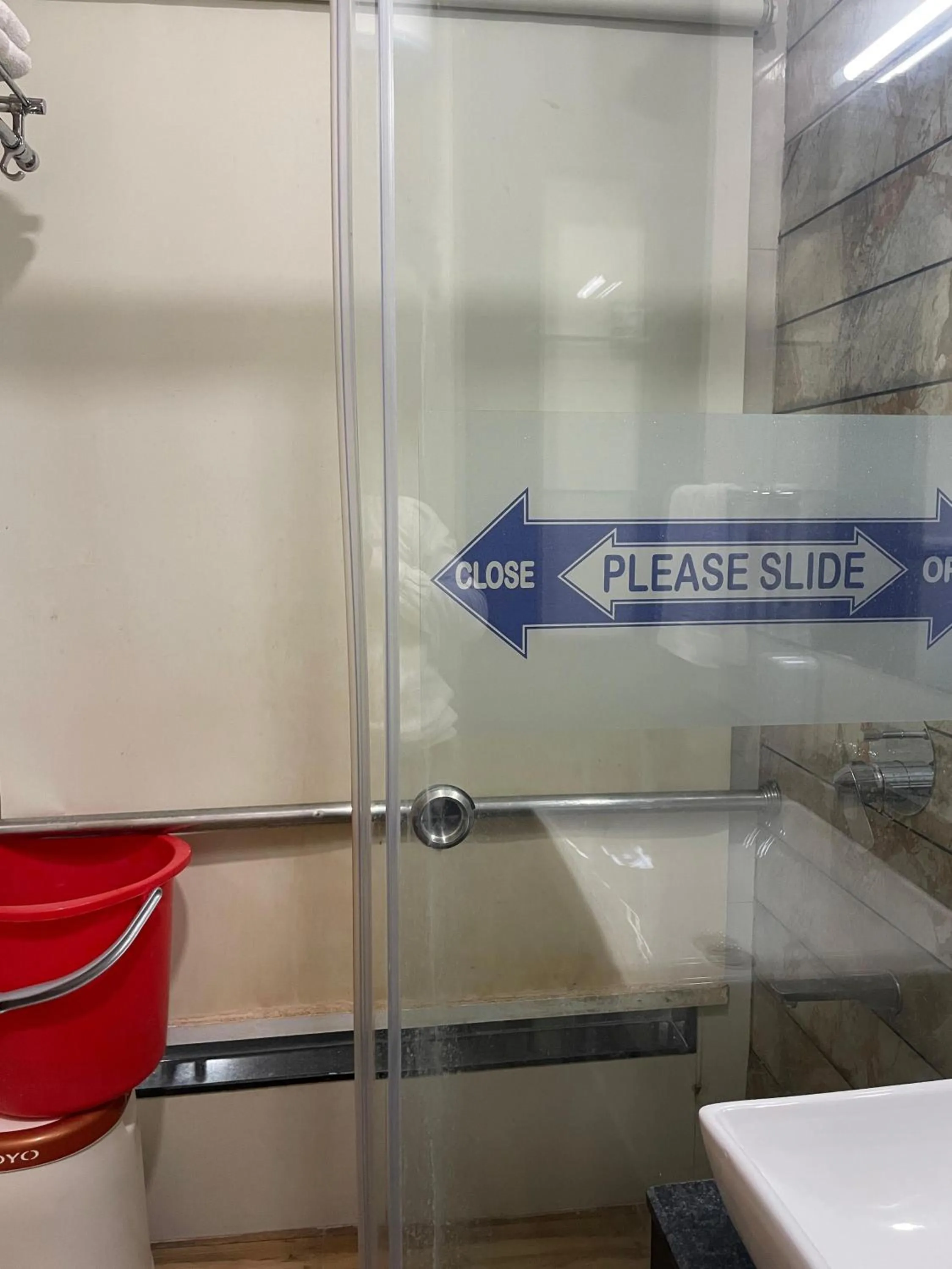 Shower in Hotel Seth Murlidhar Seva Sadan-Near Prem Mandir