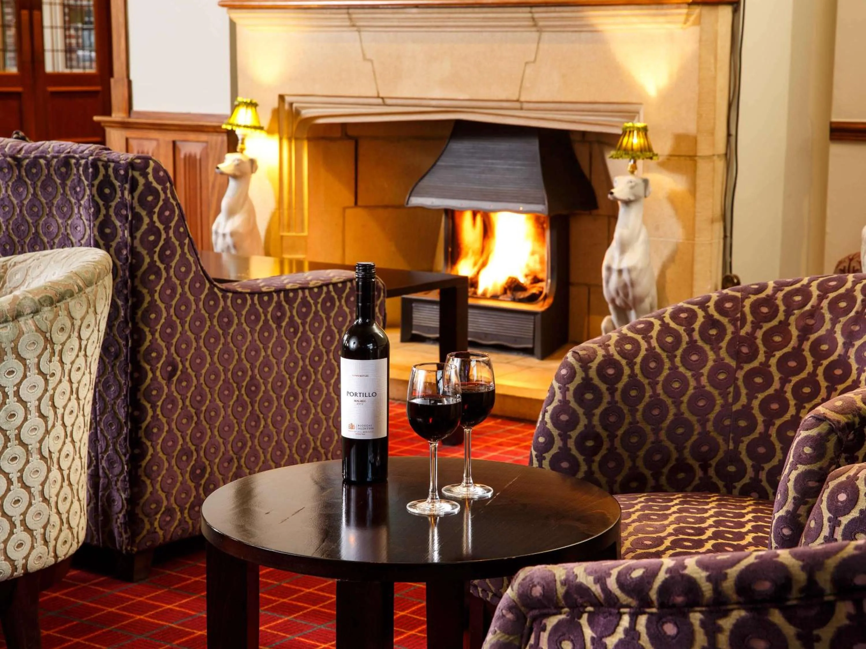 Lounge or bar, Drinks in Mercure Leeds Parkway Hotel