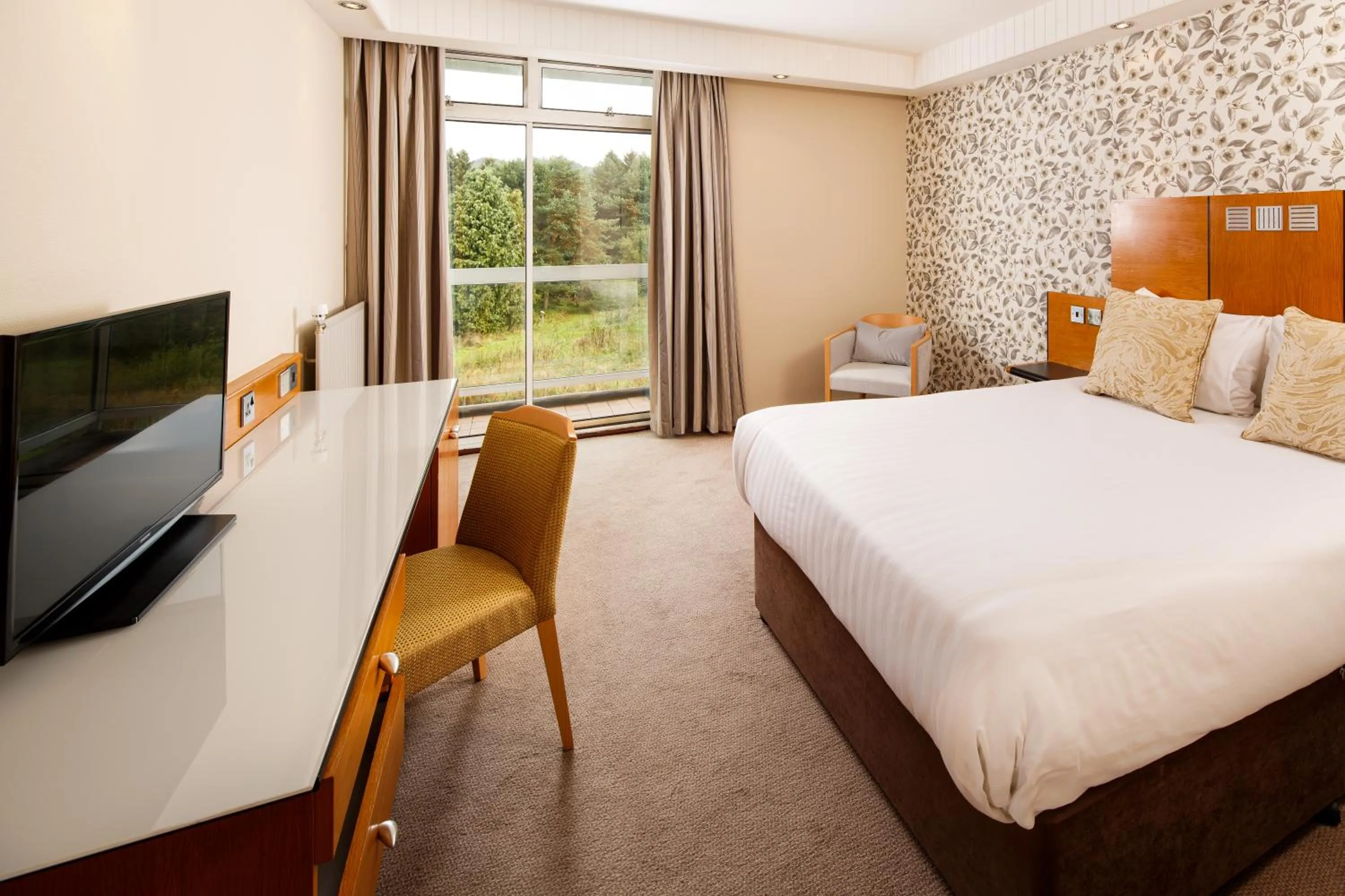 Bedroom in Mercure Leeds Parkway Hotel