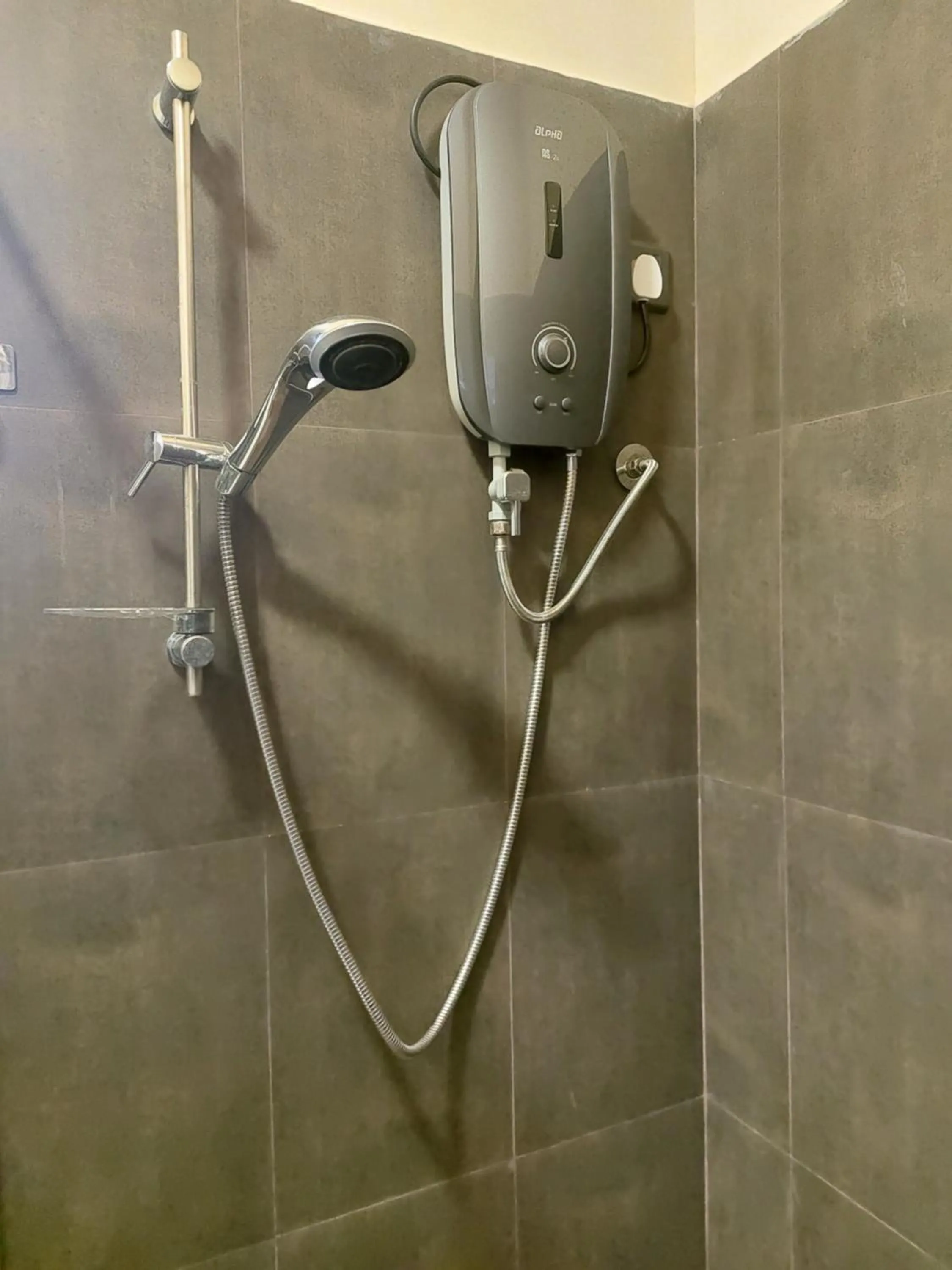 Shower in Edwin's Airport Garden