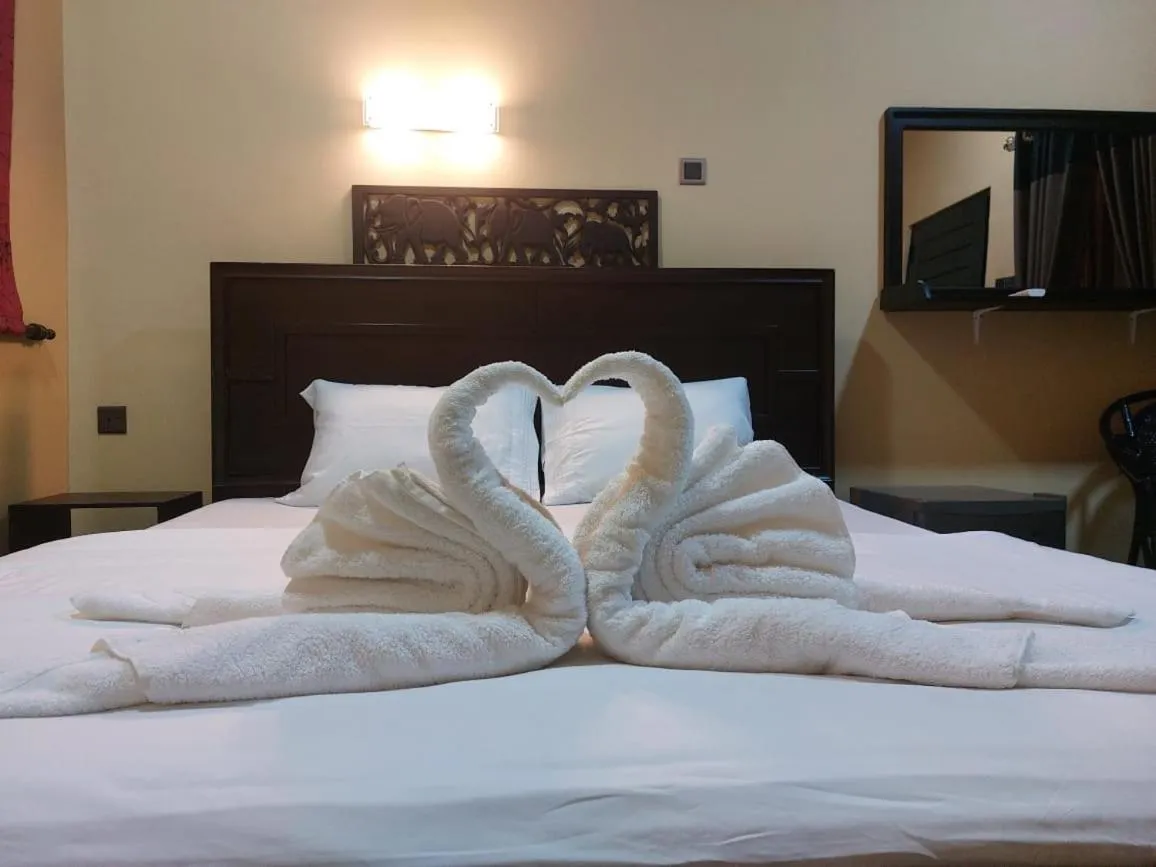 towels, Bed in Edwin's Airport Garden