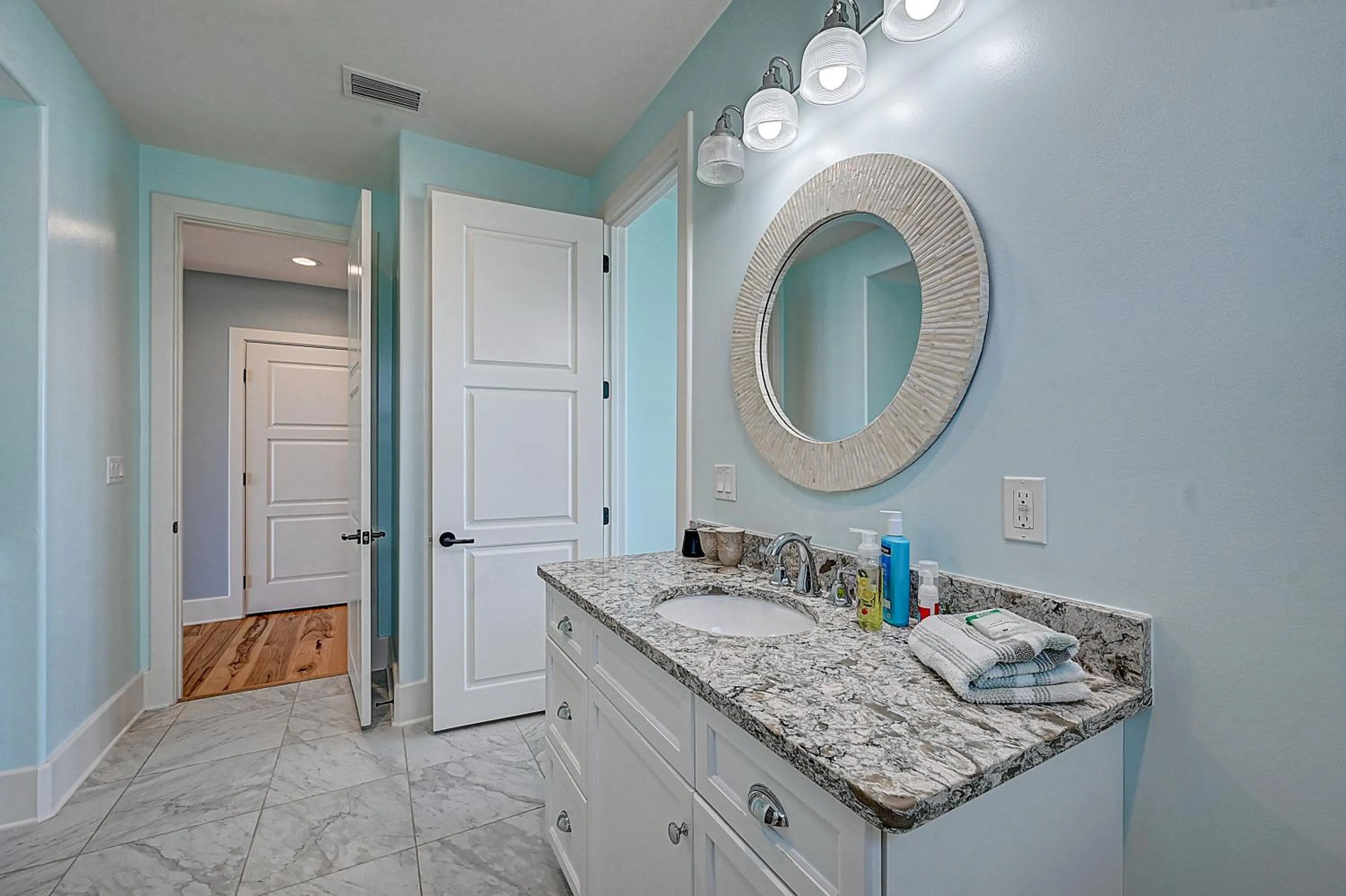 Photo of the whole room in Ocean Paradise