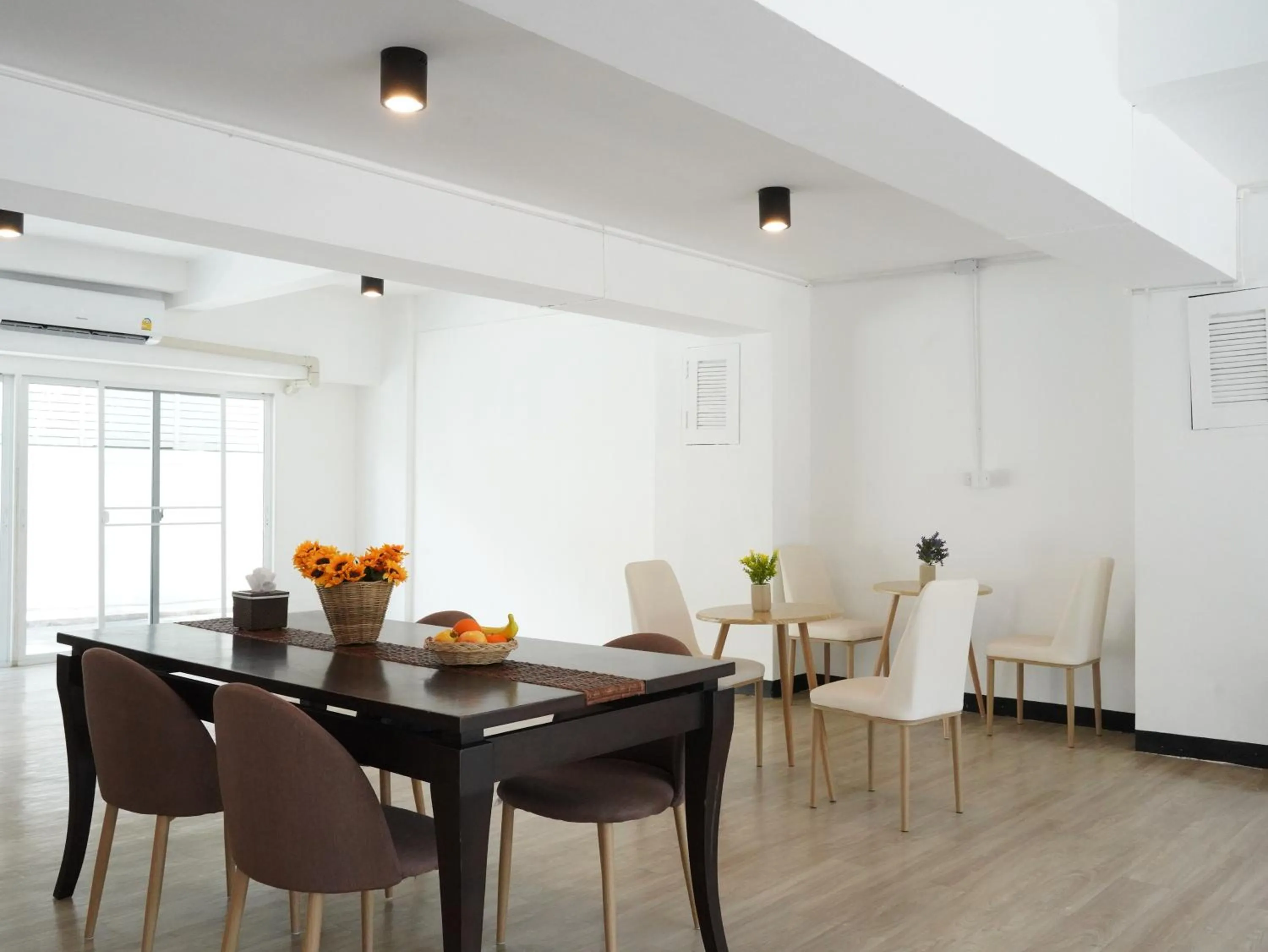 Living room in RoomQuest IT Square Don Mueang Airport