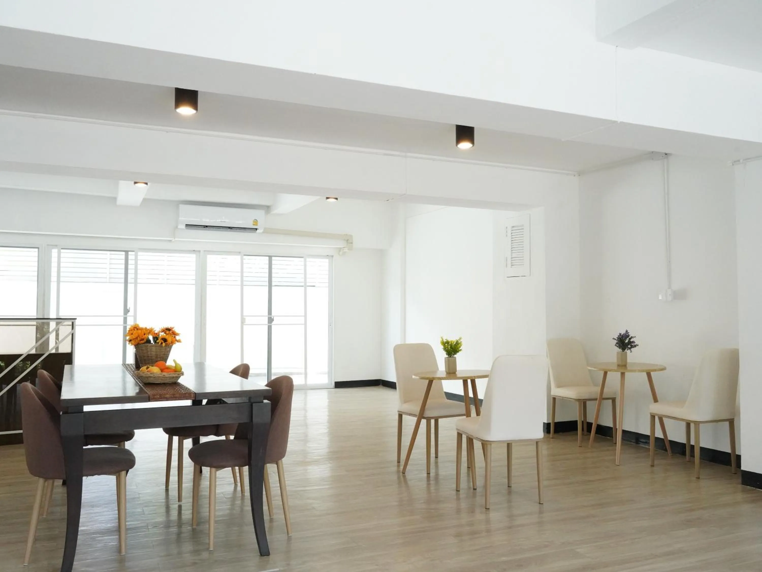 Communal lounge/ TV room in RoomQuest IT Square Don Mueang Airport