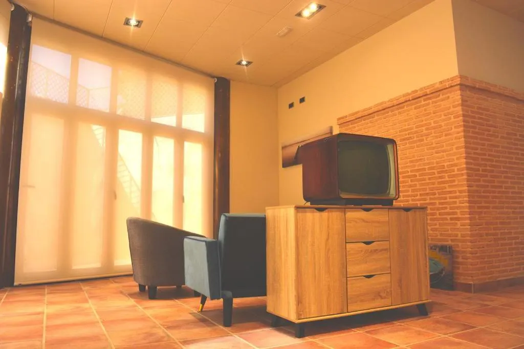 Communal lounge/ TV room in Hotel-Asador Montes Oretanos