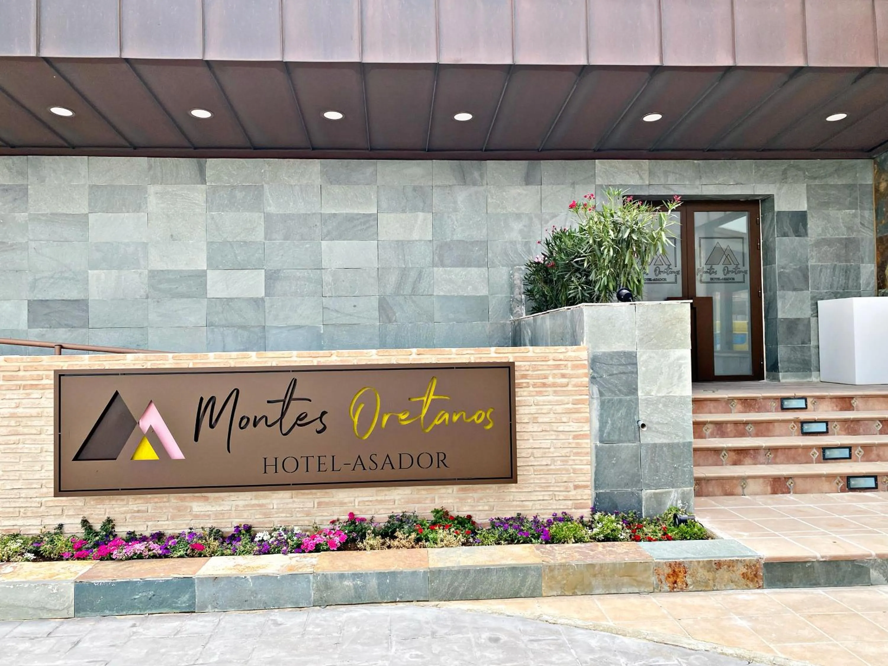 Facade/entrance in Hotel-Asador Montes Oretanos