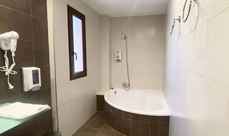 Bathroom in Hotel-Asador Montes Oretanos