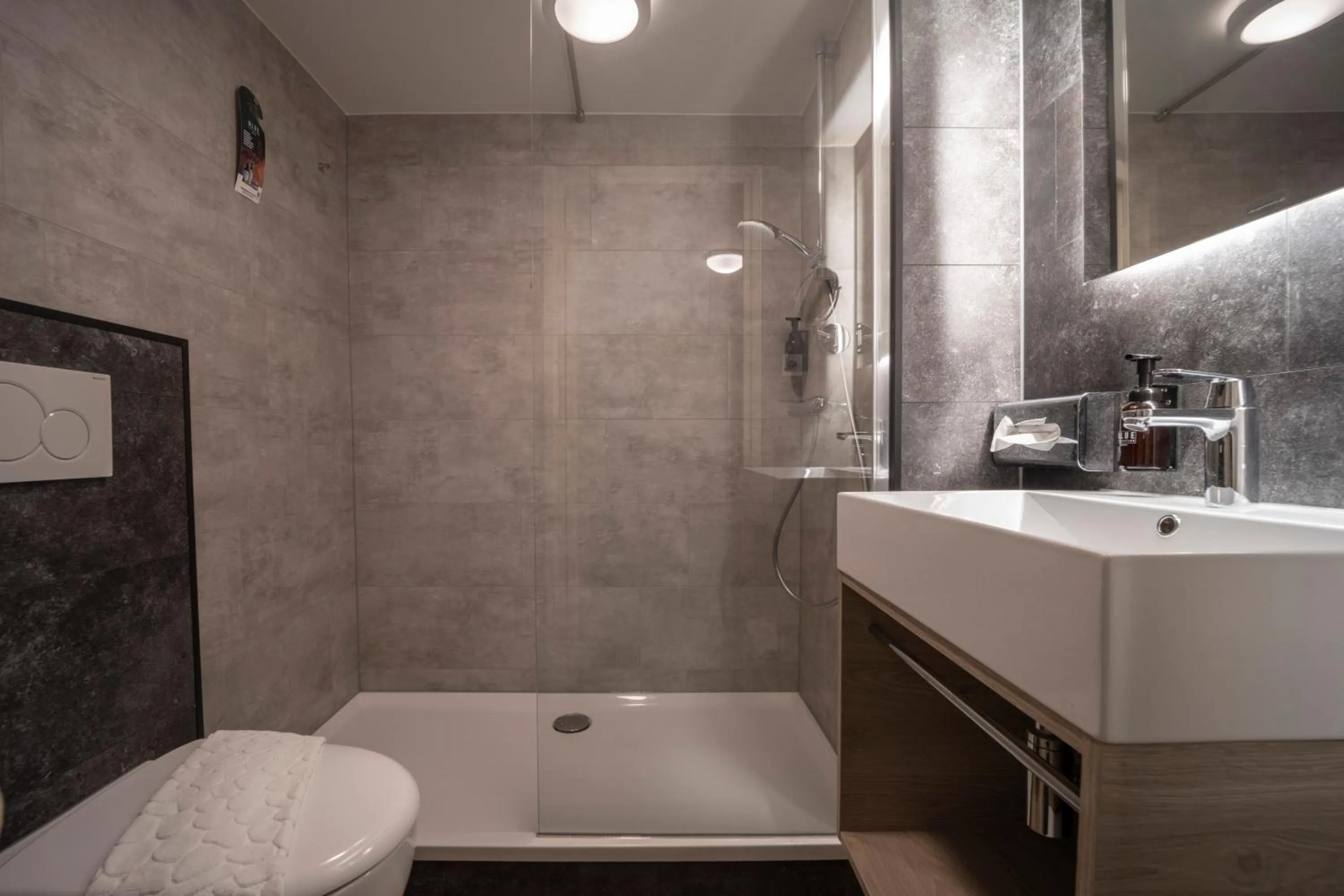 Bathroom in Fletcher Hotel Restaurant Erica