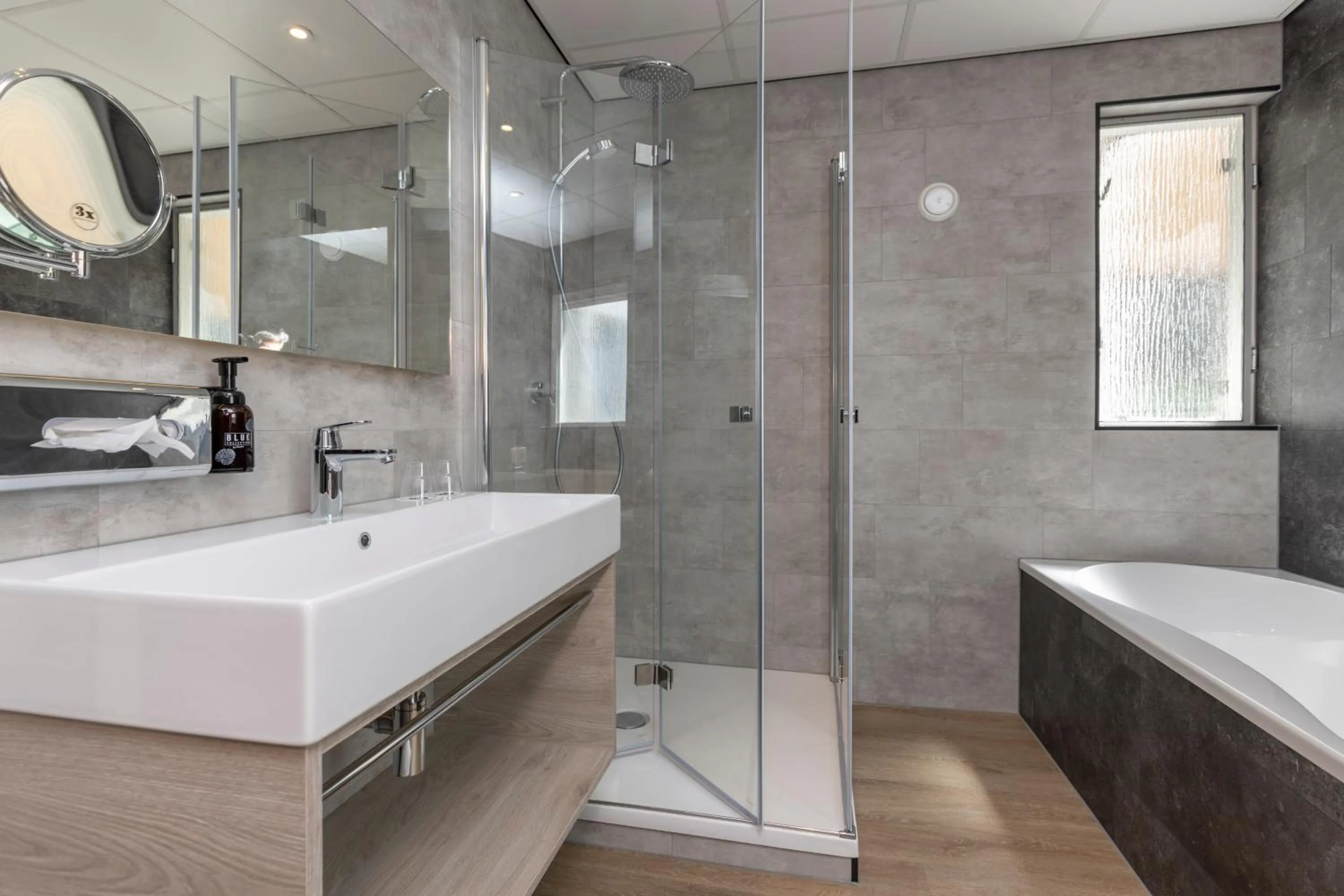 Shower in Fletcher Hotel Restaurant Erica