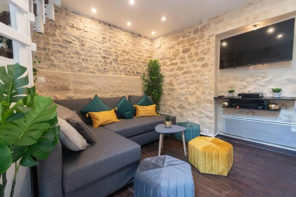 Duplex Parisien charmant en face métro13