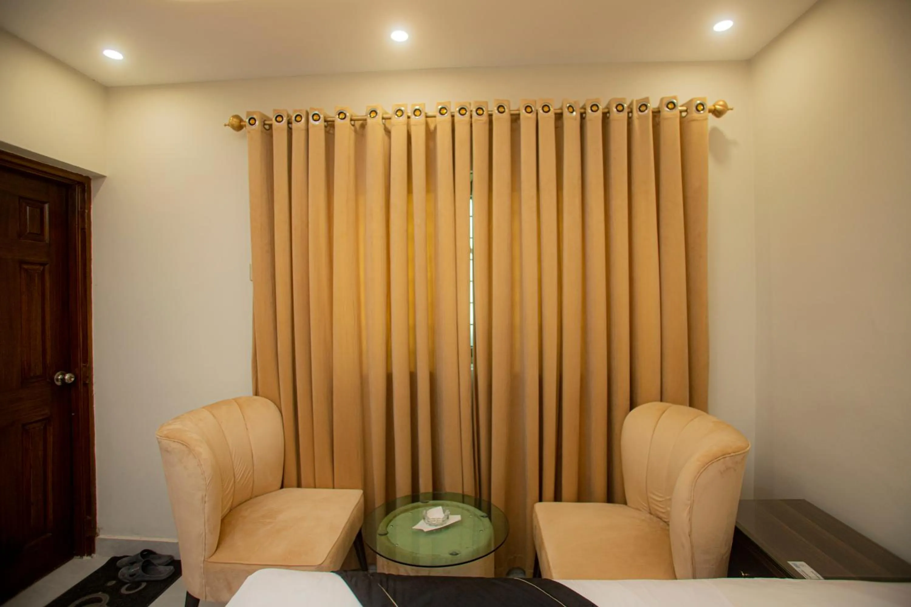 Seating area, Bed in Hotel white season Gulberg