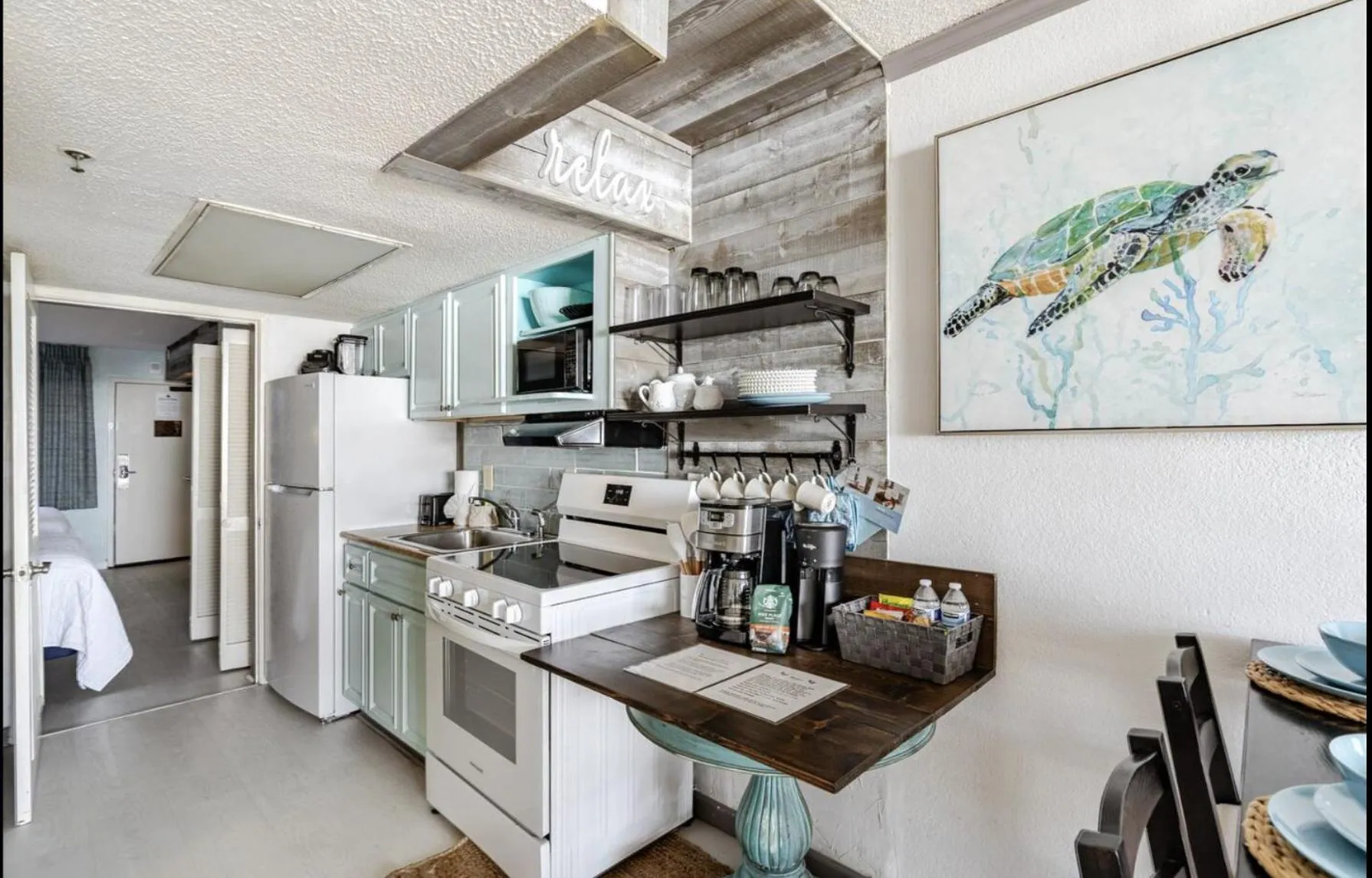Kitchen or kitchenette in Flip Flop at Compass Cove