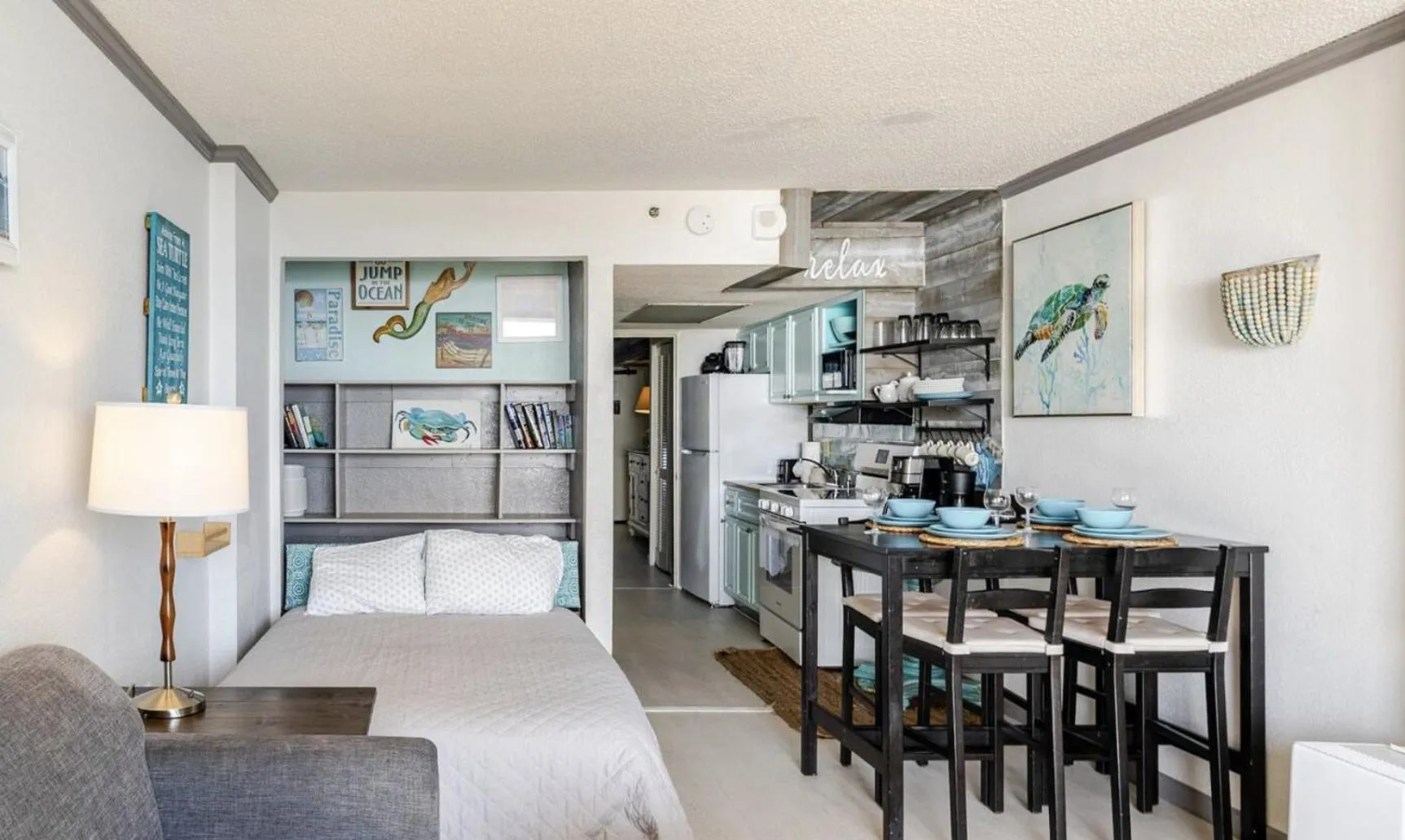 Photo of the whole room, Bed in Flip Flop at Compass Cove