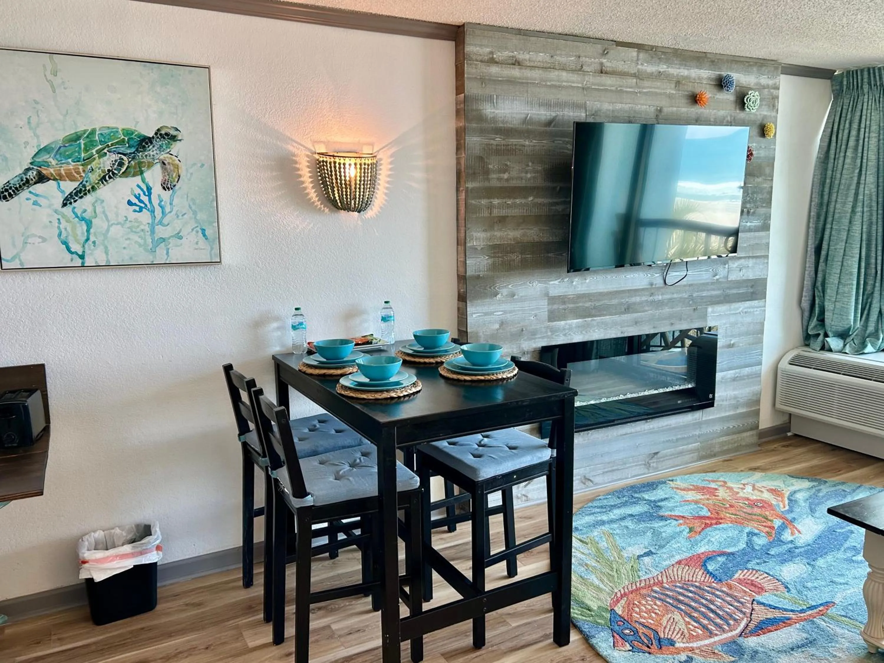 Dining area in Flip Flop at Compass Cove