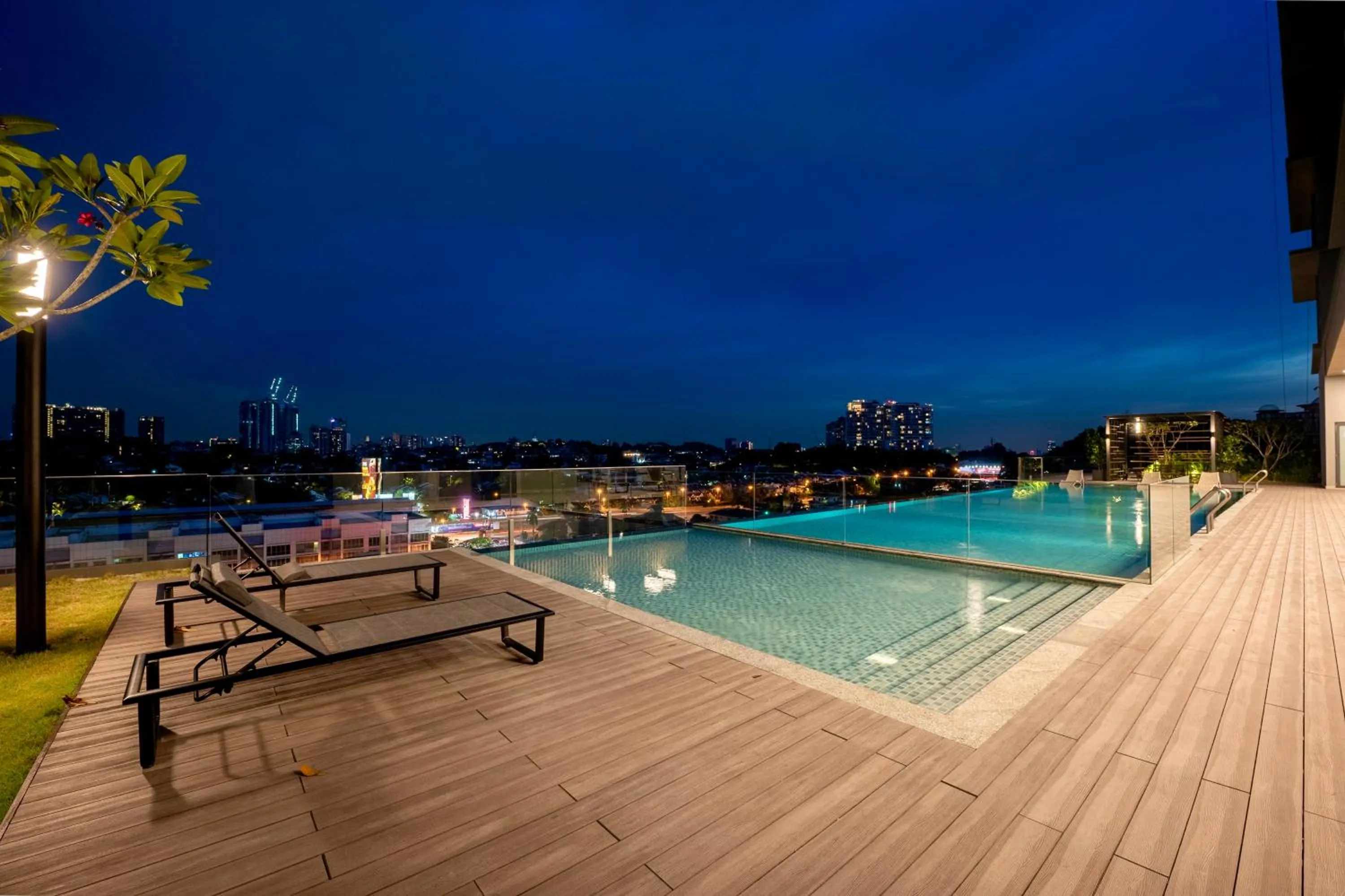 Swimming pool in Societe Suite by Lyfehaus