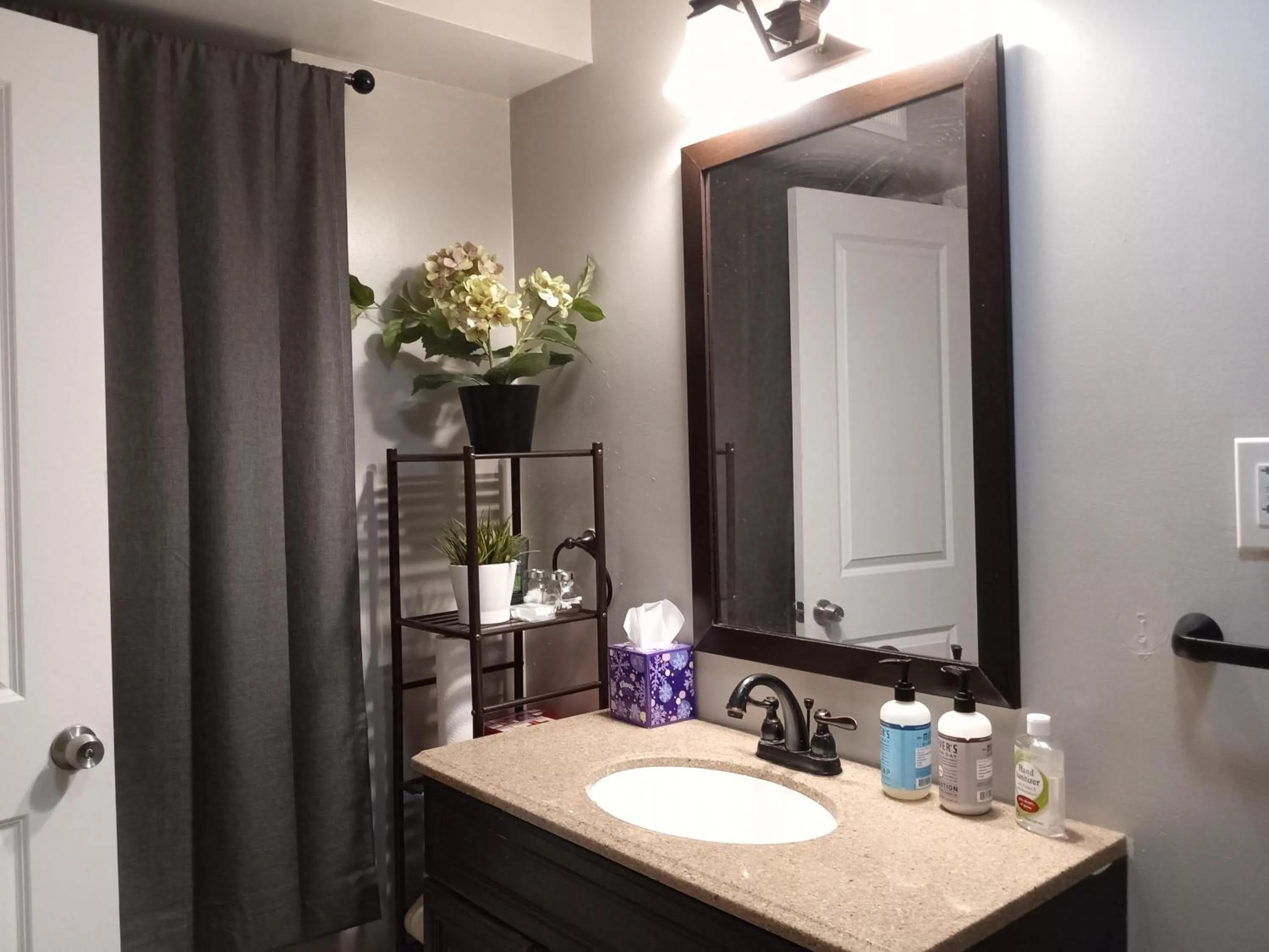 Bathroom in Fairmount House Free Street Parking Quiet Spacious