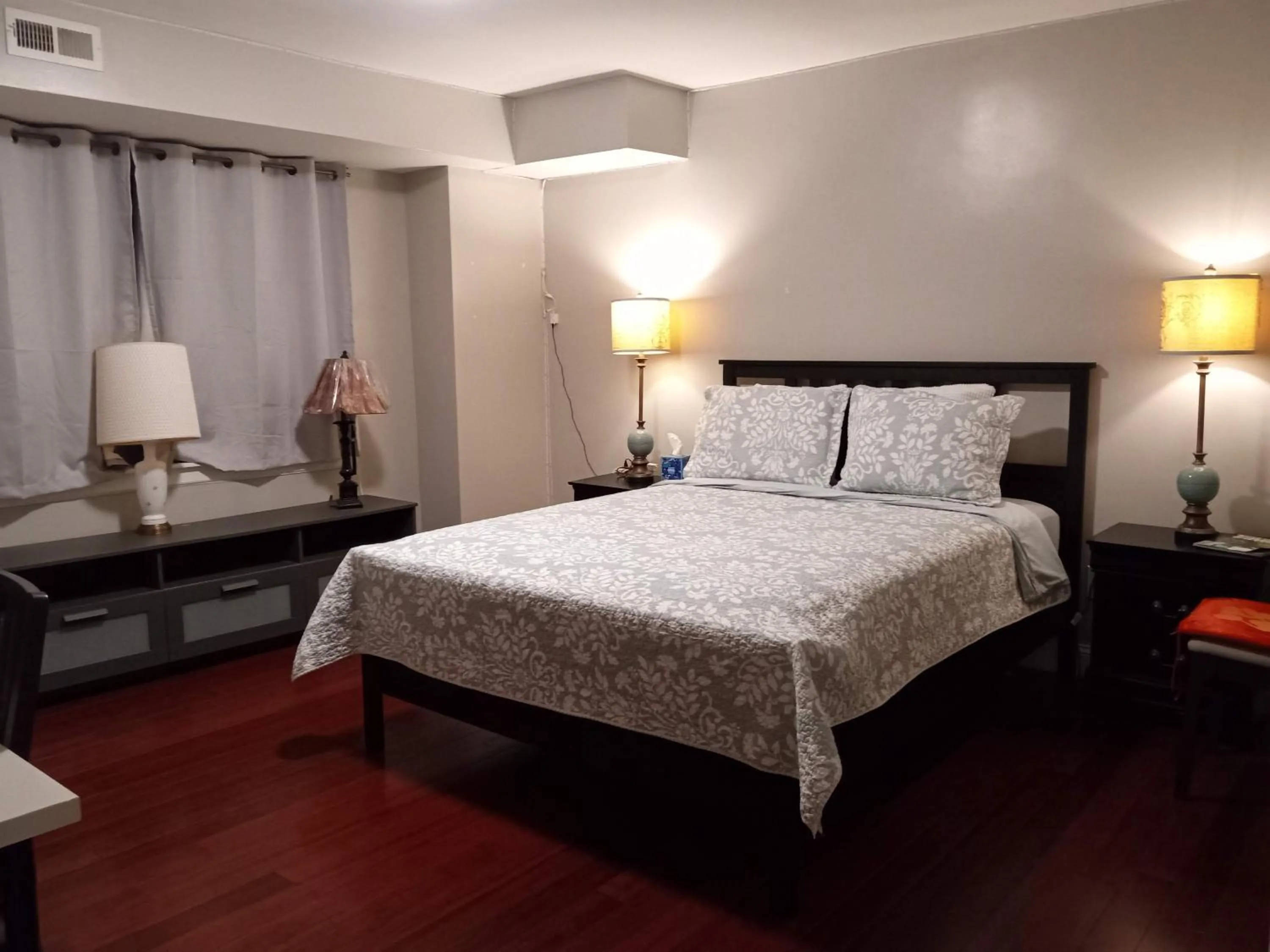 Bedroom, Bed in Fairmount House Free Street Parking Quiet Spacious